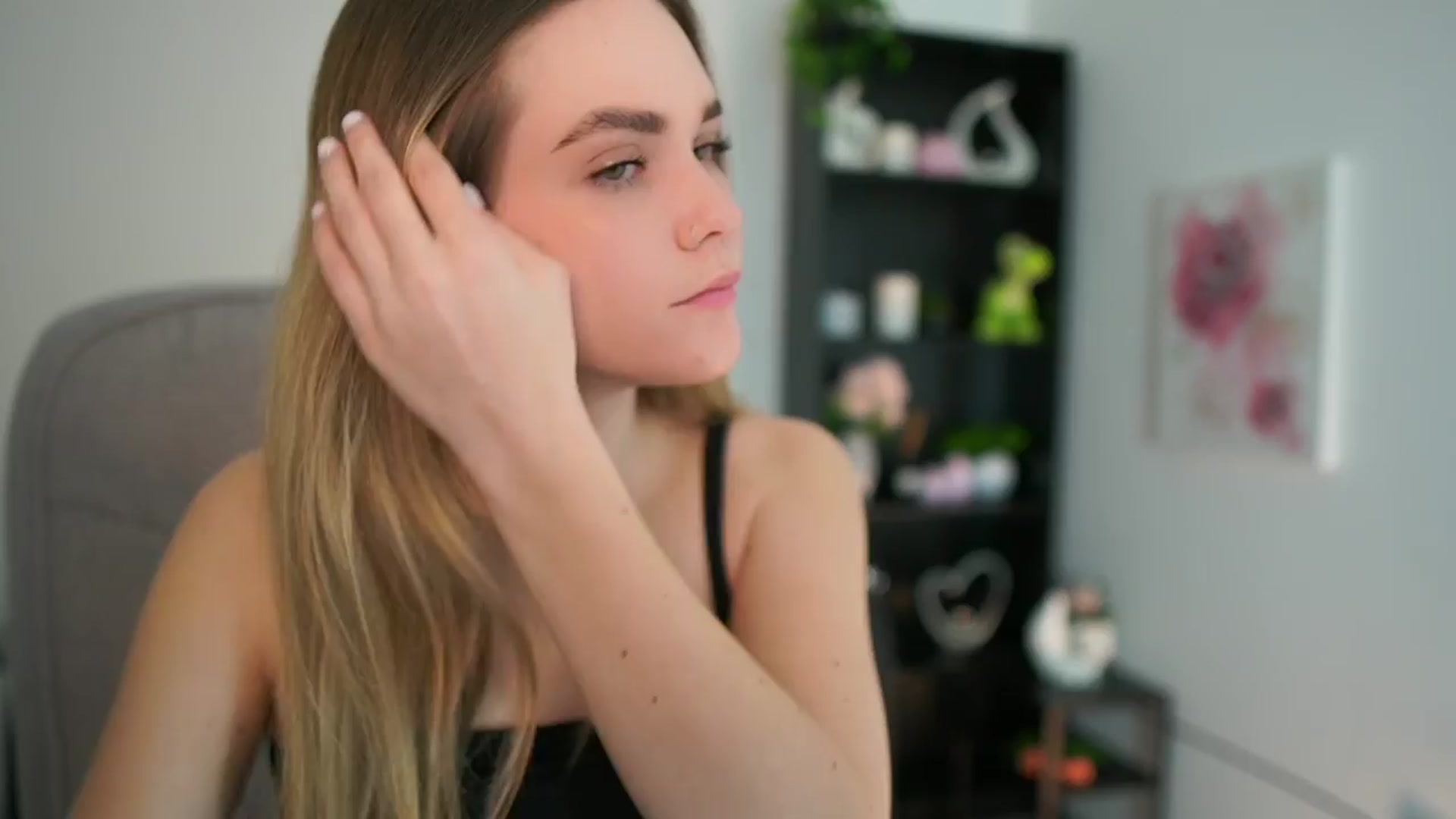 Gallery image thumbnail from Skyla_Novea_'s myfreecams stream on, 04/06/2024, 19:39 image 8 of 20
