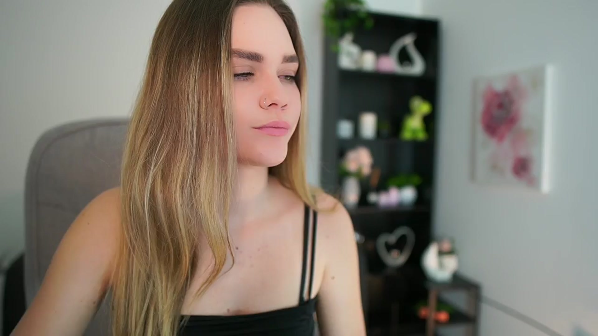 Gallery image thumbnail from Skyla_Novea_'s myfreecams stream on, 04/06/2024, 19:39 image 5 of 20