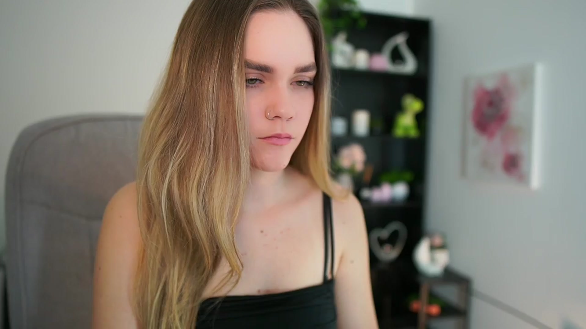 Gallery image thumbnail from Skyla_Novea_'s myfreecams stream on, 04/06/2024, 19:39 image 7 of 20