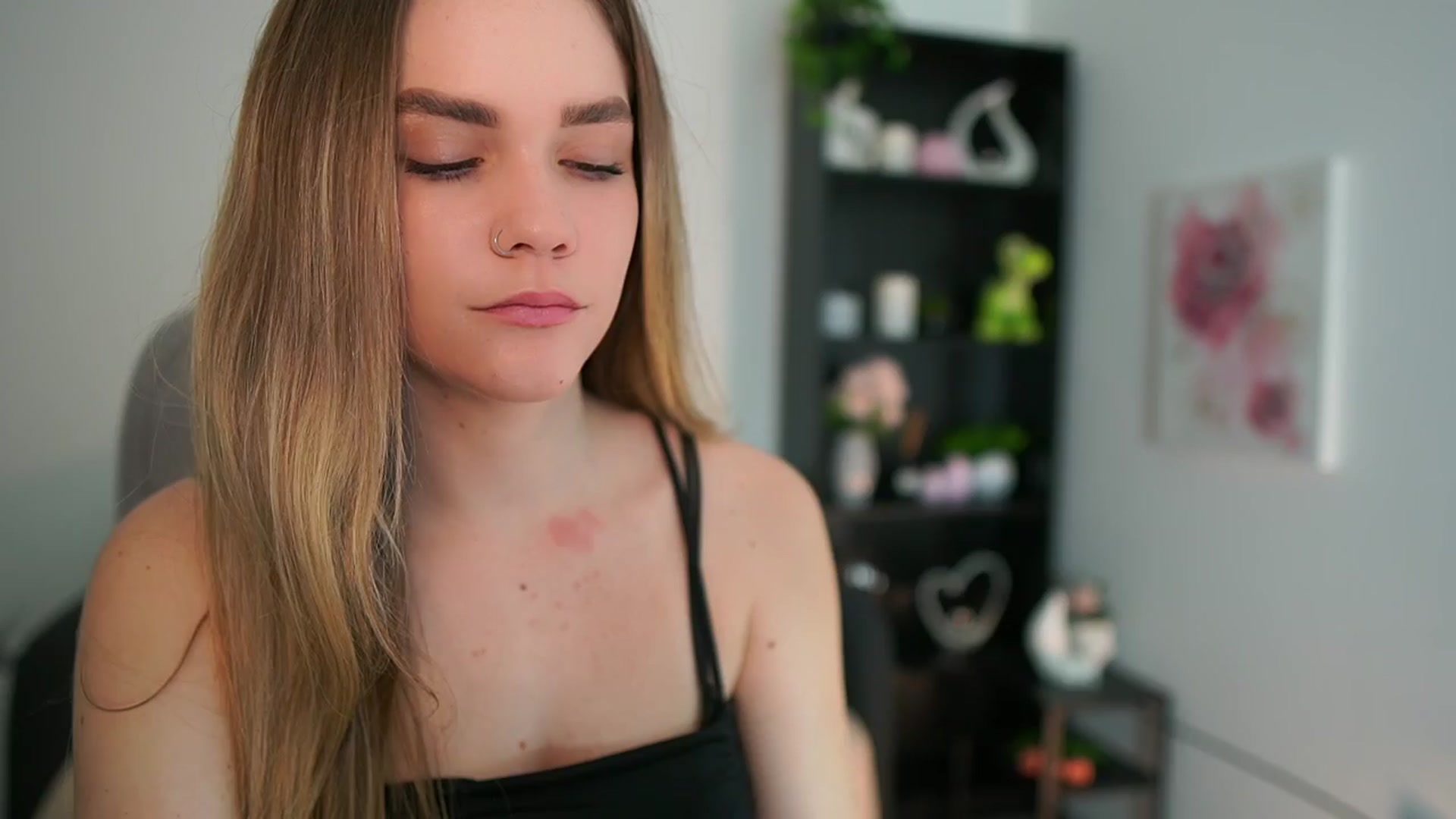 Gallery image thumbnail from Skyla_Novea_'s myfreecams stream on, 04/06/2024, 19:39 image 19 of 20