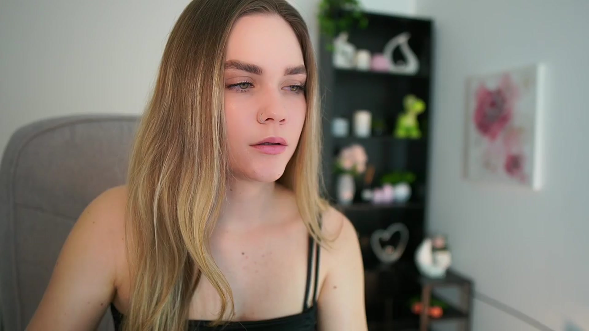 Gallery image thumbnail from Skyla_Novea_'s myfreecams stream on, 04/06/2024, 19:39 image 9 of 20