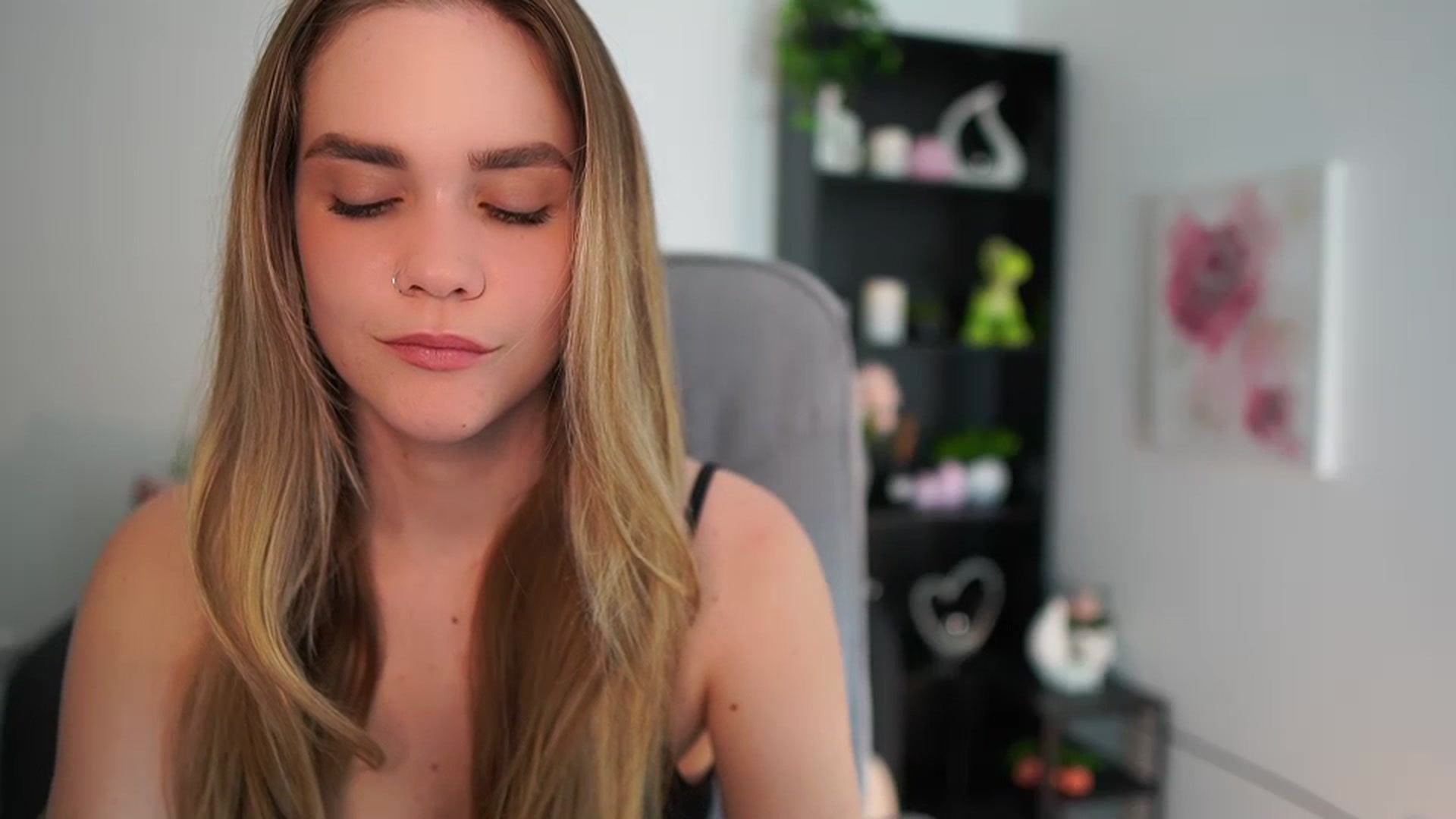 Gallery image thumbnail from Skyla_Novea_'s myfreecams stream on, 04/15/2024, 20:03 image 10 of 20