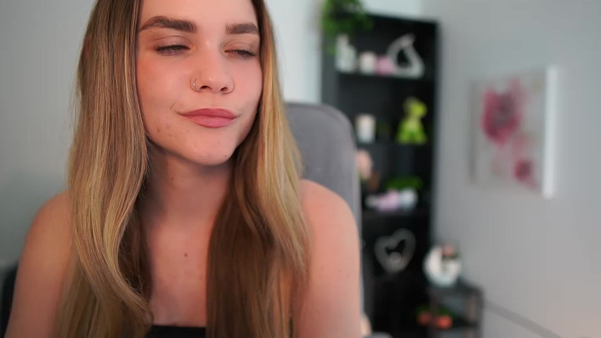 Gallery image thumbnail from Skyla_Novea_'s myfreecams stream on, 04/15/2024, 20:03 image 1 of 20