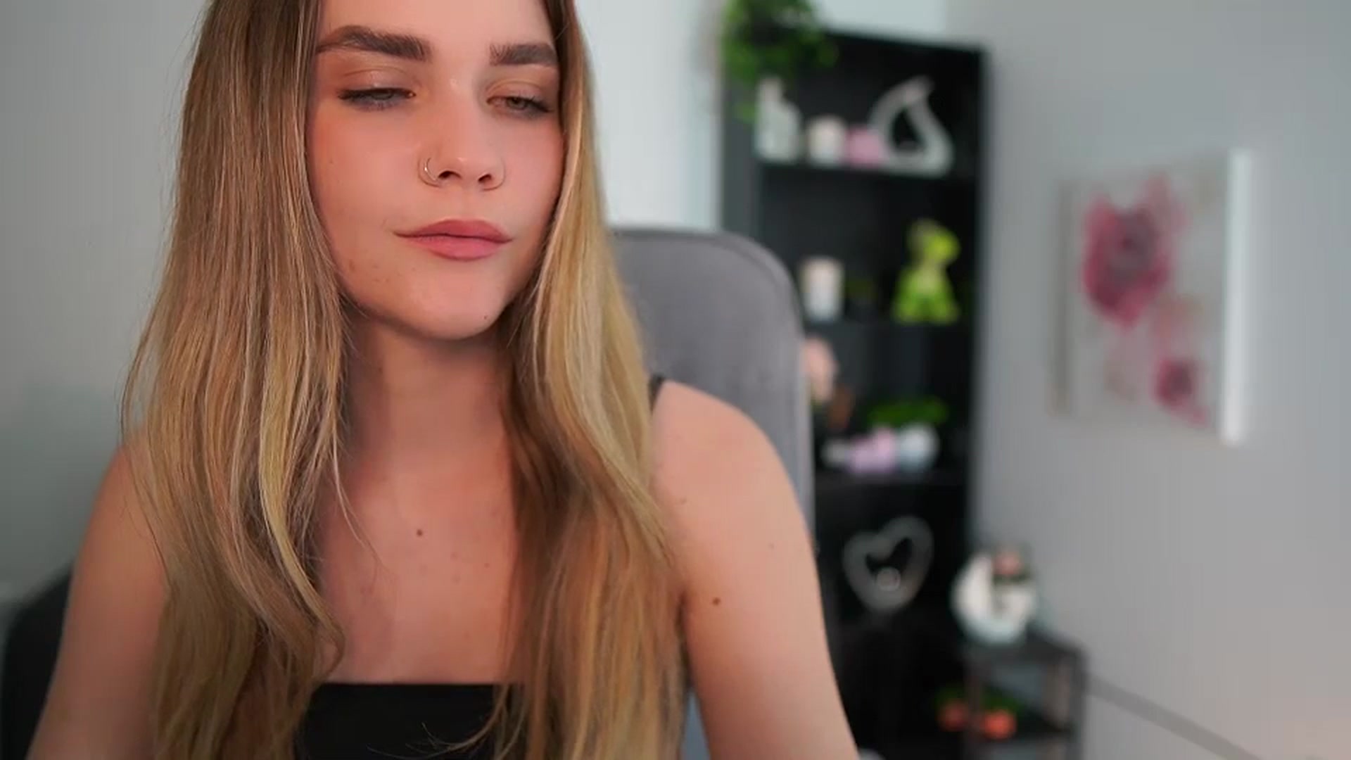 Gallery image thumbnail from Skyla_Novea_'s myfreecams stream on, 04/15/2024, 20:03 image 2 of 20