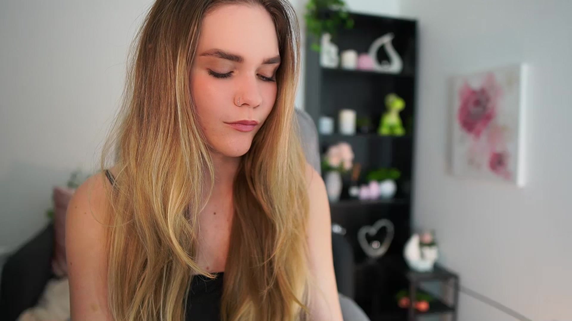 Gallery image thumbnail from Skyla_Novea_'s myfreecams stream on, 04/15/2024, 20:03 image 5 of 20