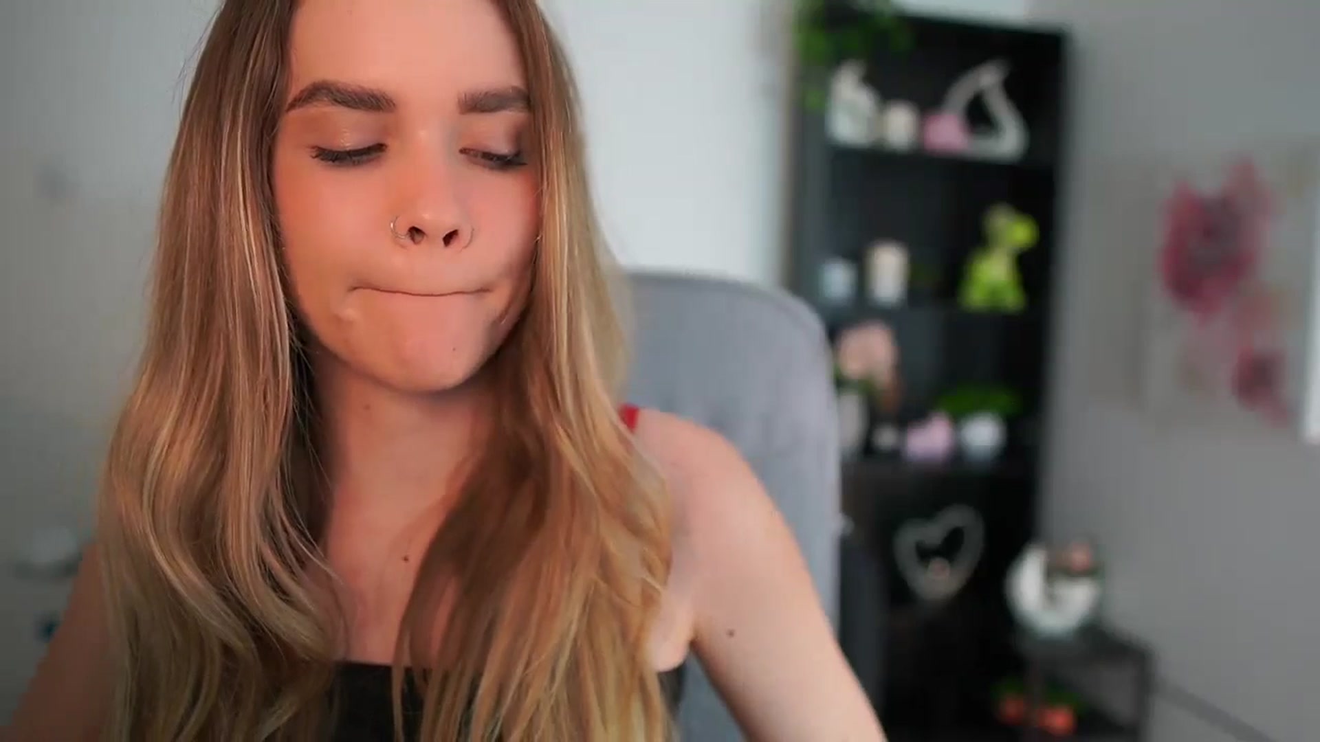 Gallery image thumbnail from Skyla_Novea_'s myfreecams stream on, 04/25/2024, 21:33 image 12 of 20