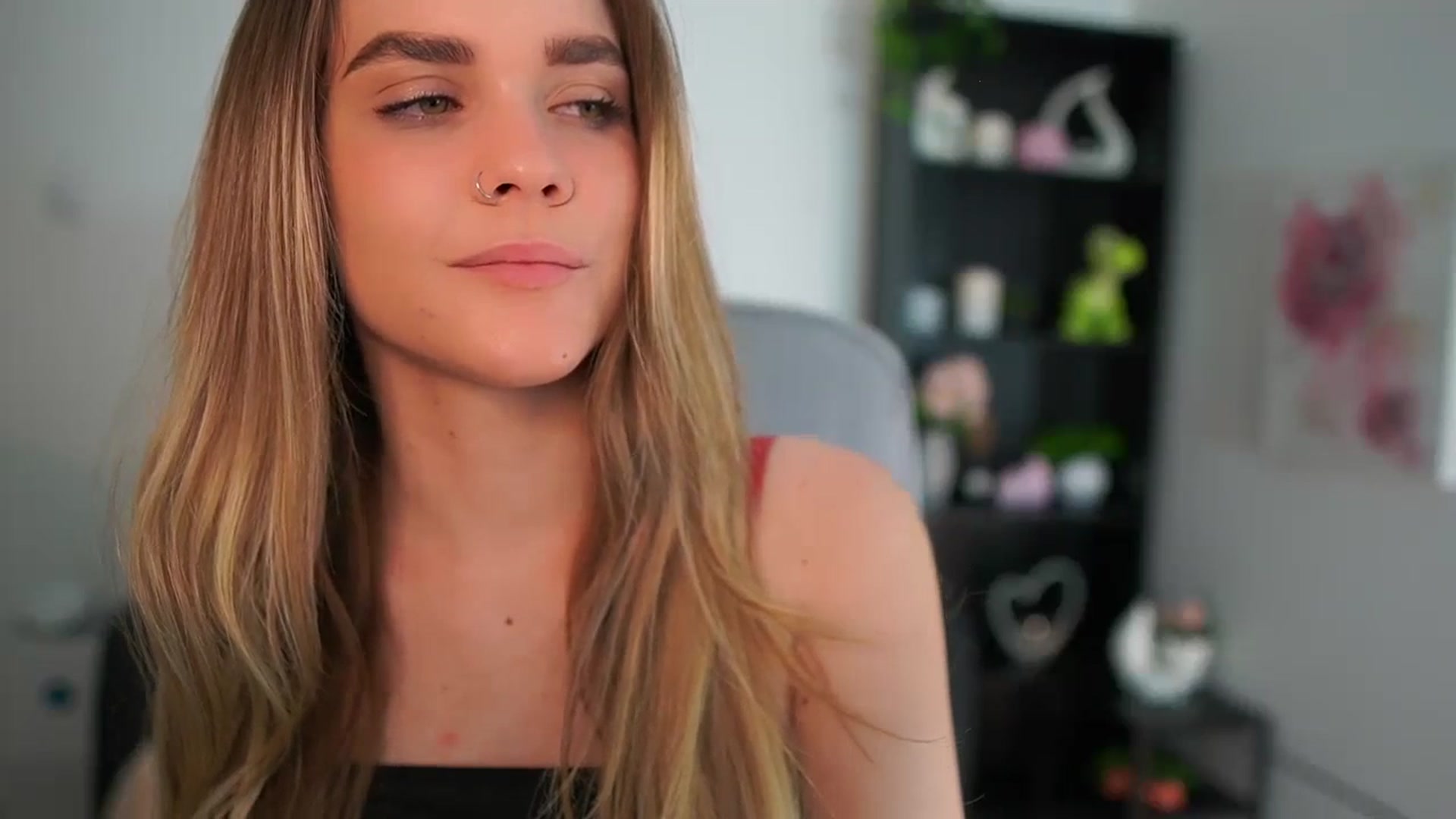 Gallery image thumbnail from Skyla_Novea_'s myfreecams stream on, 04/25/2024, 21:33 image 17 of 20