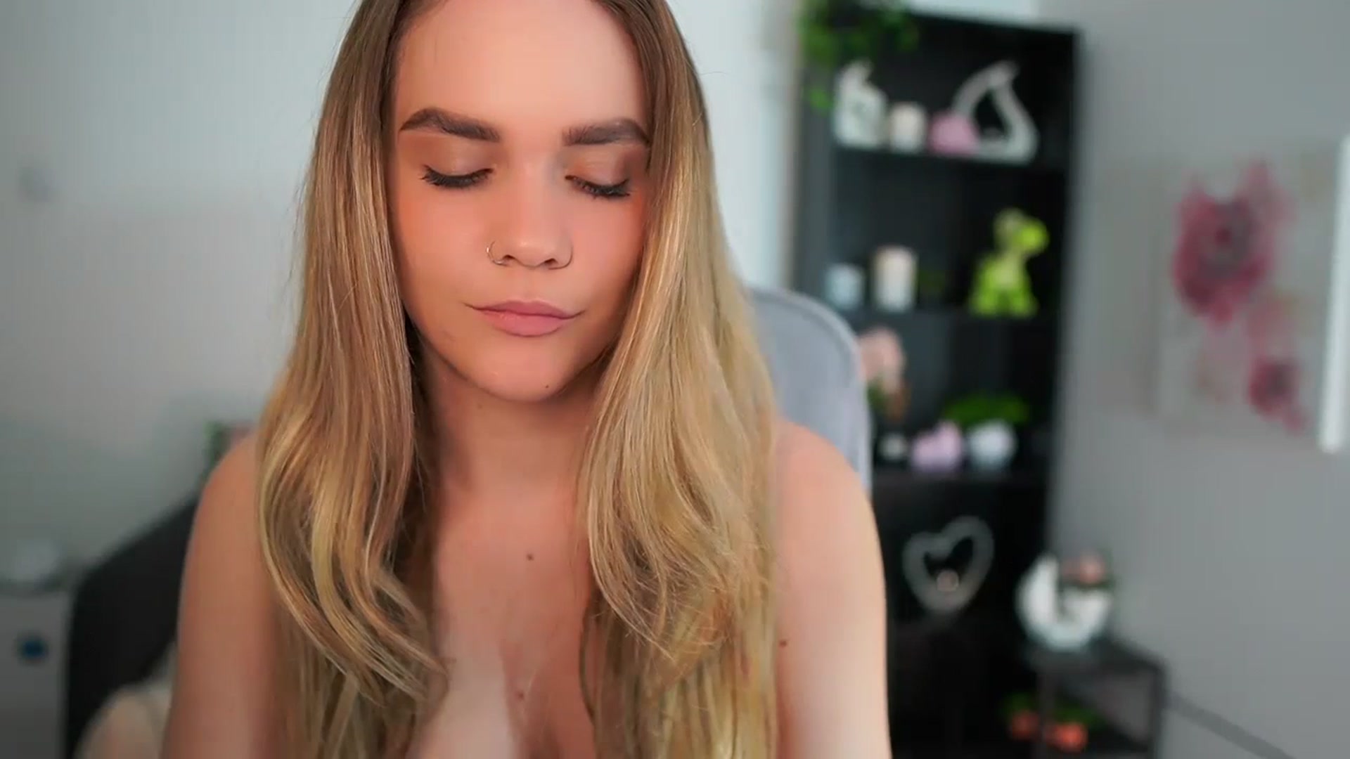 Gallery image thumbnail from Skyla_Novea_'s myfreecams stream on, 04/25/2024, 21:33 image 5 of 20