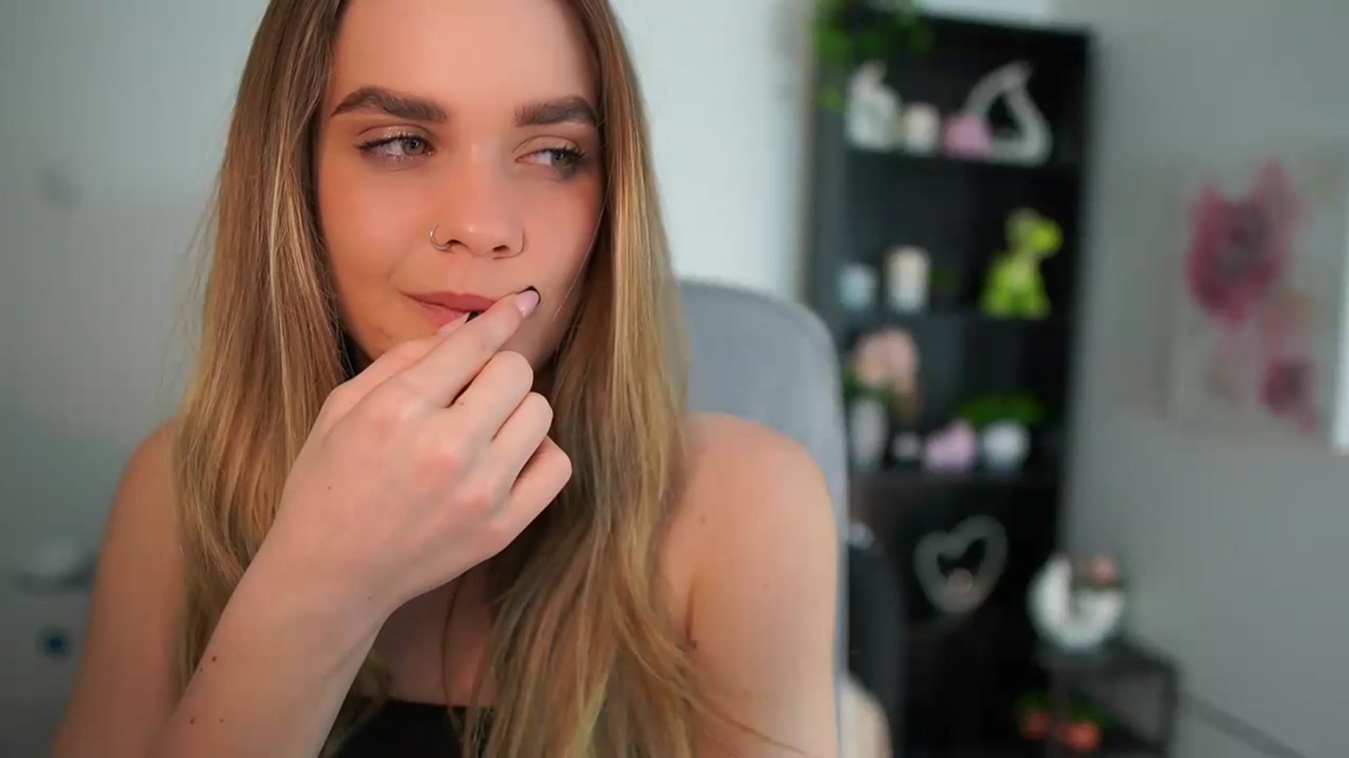 Gallery image thumbnail from Skyla_Novea_'s myfreecams stream on, 04/25/2024, 21:33 image 18 of 20