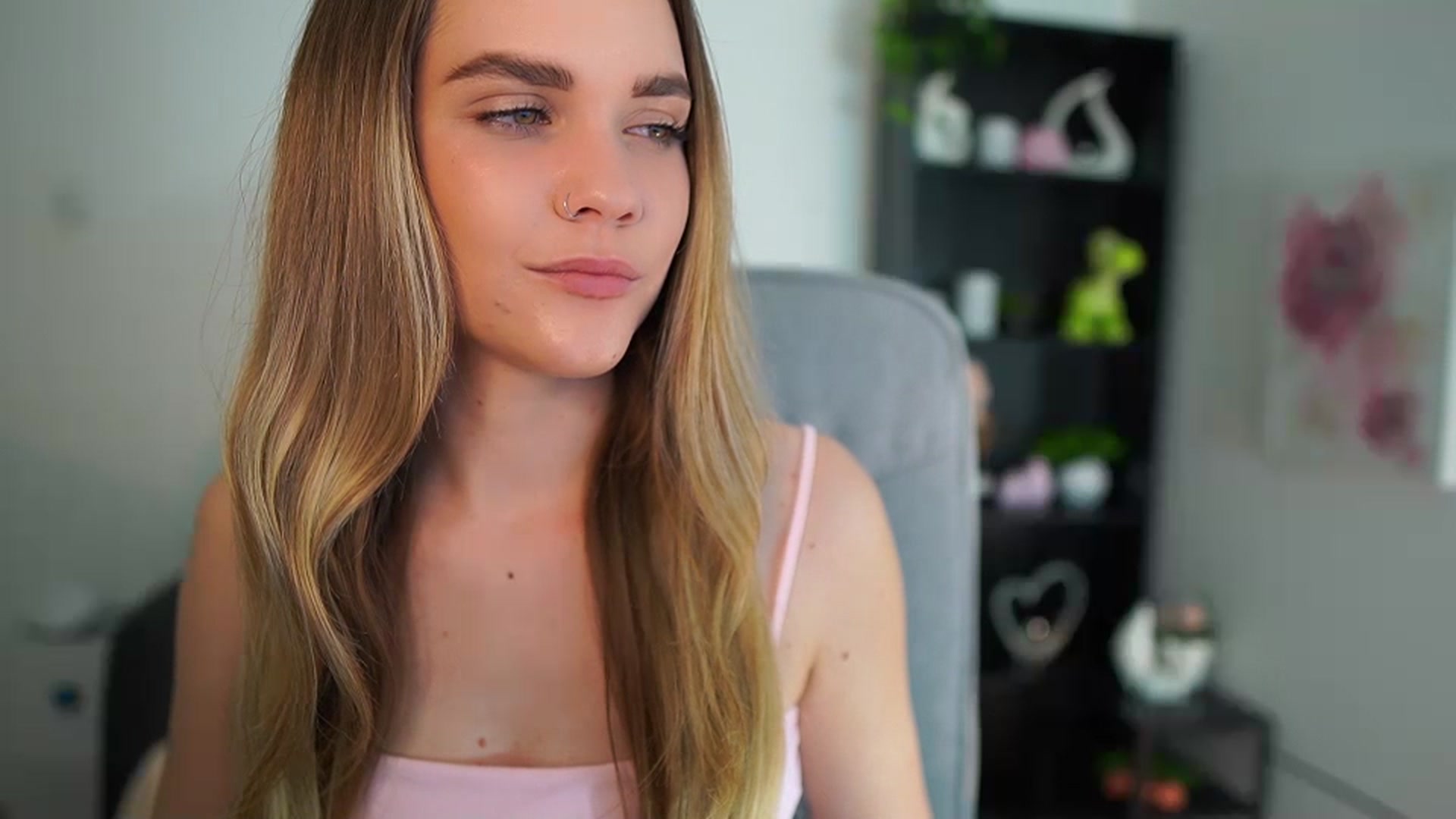 Gallery image thumbnail from Skyla_Novea_'s myfreecams stream on, 04/26/2024, 16:42 image 3 of 20