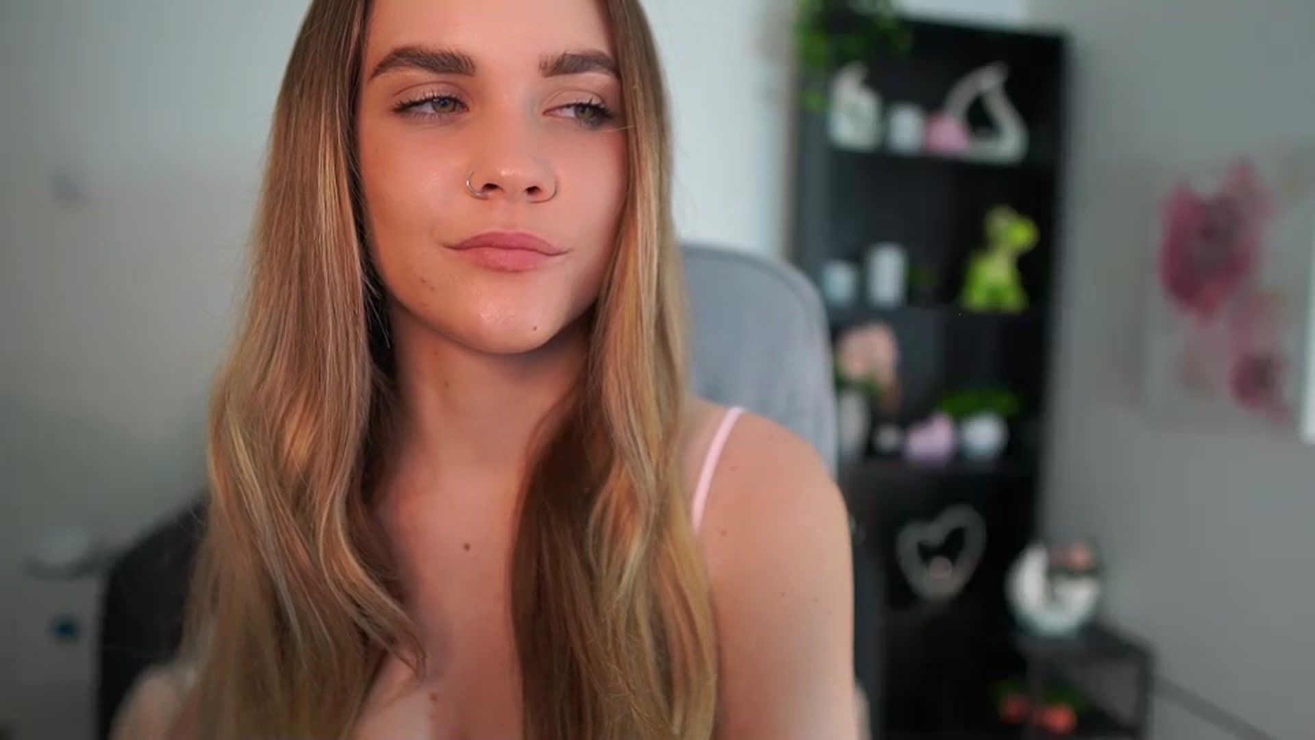 Gallery image thumbnail from Skyla_Novea_'s myfreecams stream on, 04/26/2024, 16:42 image 9 of 20