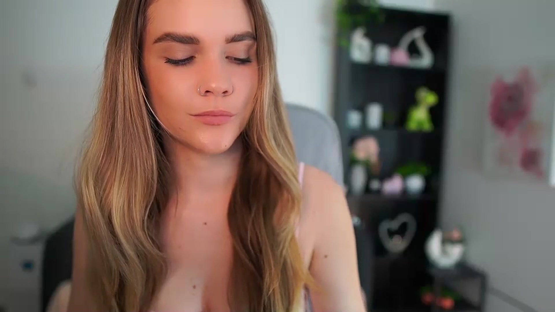 Gallery image thumbnail from Skyla_Novea_'s myfreecams stream on, 04/26/2024, 16:42 image 7 of 20