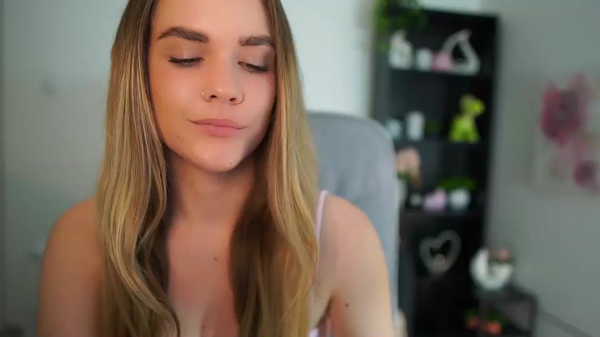 Gallery image thumbnail from Skyla_Novea_'s myfreecams stream on, 04/26/2024, 18:03 image 14 of 20