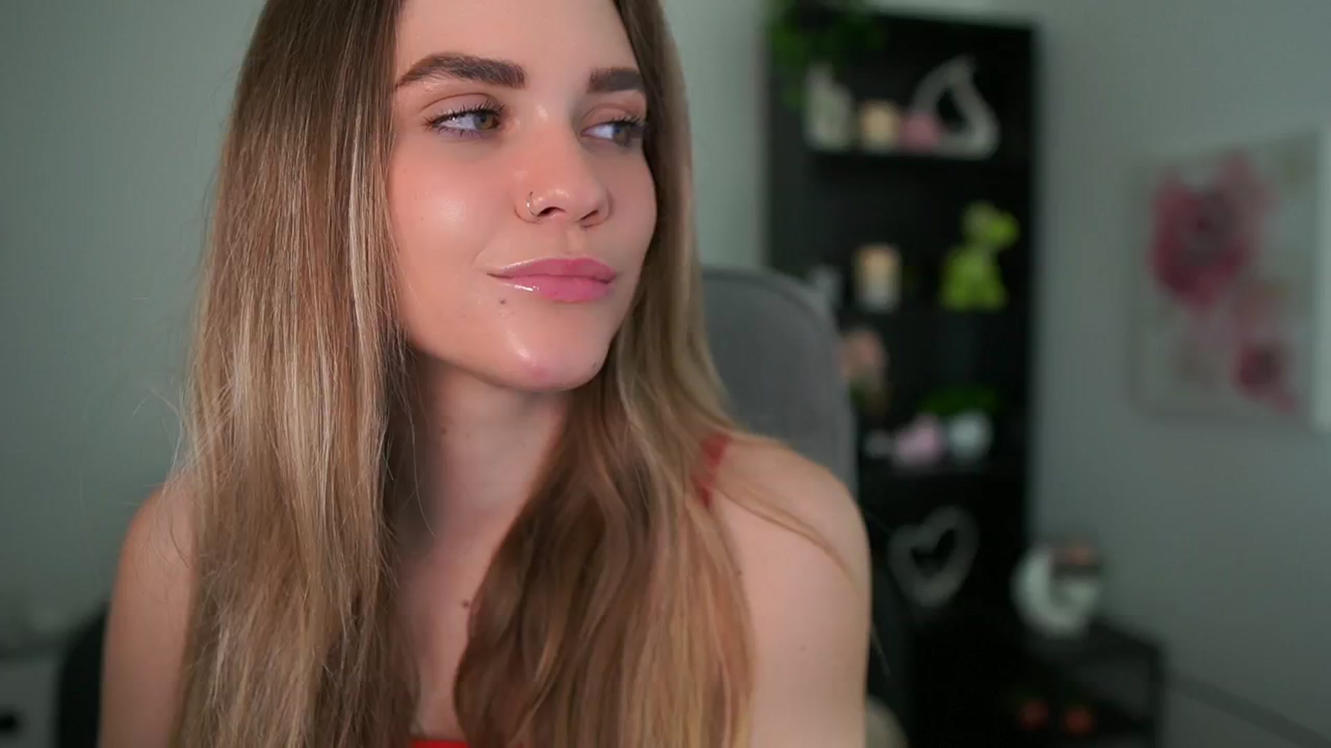 Gallery image thumbnail from Skyla_Novea_'s myfreecams stream on, 05/04/2024, 12:23 image 4 of 20
