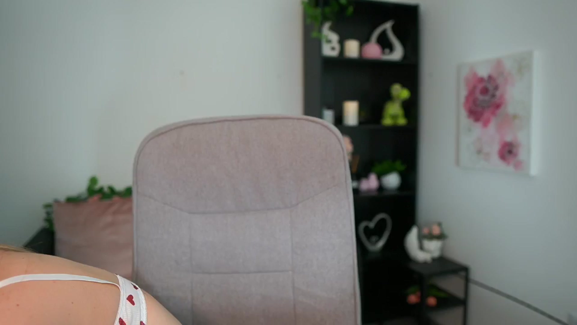 Gallery image thumbnail from Skyla_Novea_'s myfreecams stream on, 05/06/2024, 13:39 image 11 of 20