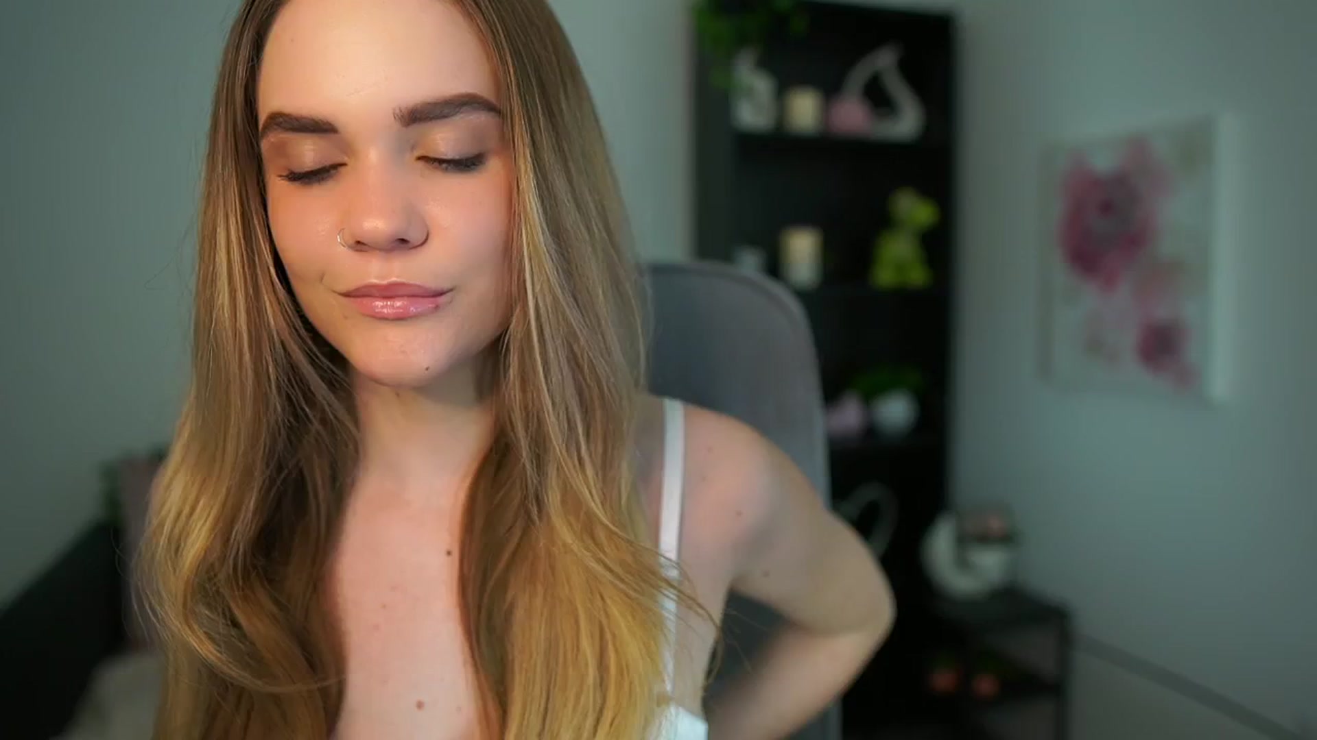 Gallery image thumbnail from Skyla_Novea_'s myfreecams stream on, 05/06/2024, 13:39 image 16 of 20