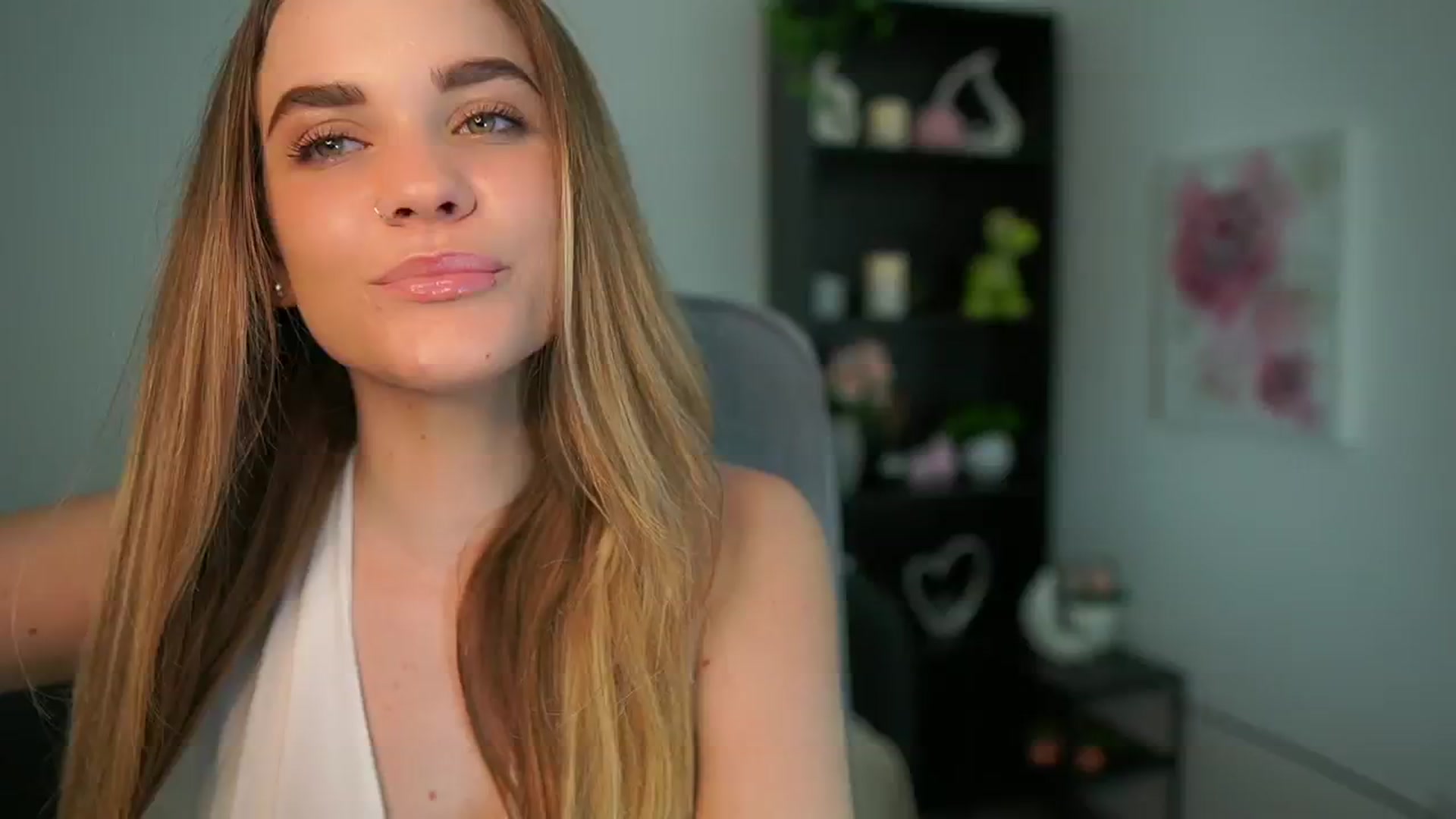 Gallery image thumbnail from Skyla_Novea_'s myfreecams stream on, 05/06/2024, 14:37 image 18 of 20