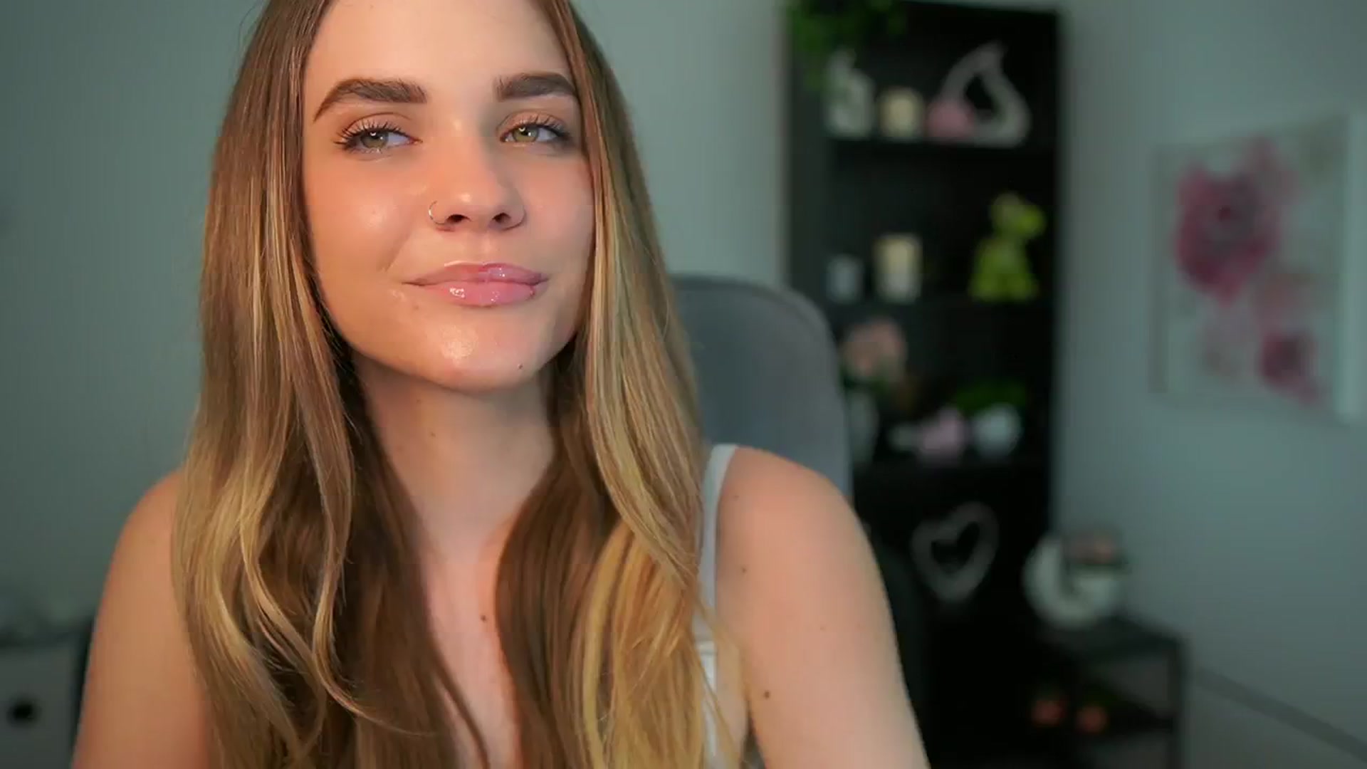Gallery image thumbnail from Skyla_Novea_'s myfreecams stream on, 05/06/2024, 17:31 image 16 of 20
