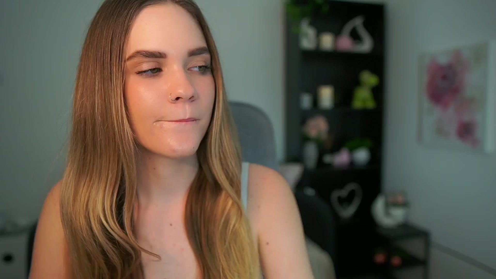 Gallery image thumbnail from Skyla_Novea_'s myfreecams stream on, 05/06/2024, 17:31 image 17 of 20