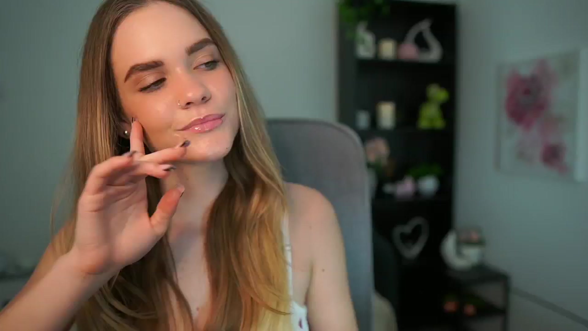 Gallery image thumbnail from Skyla_Novea_'s myfreecams stream on, 05/06/2024, 17:31 image 15 of 20