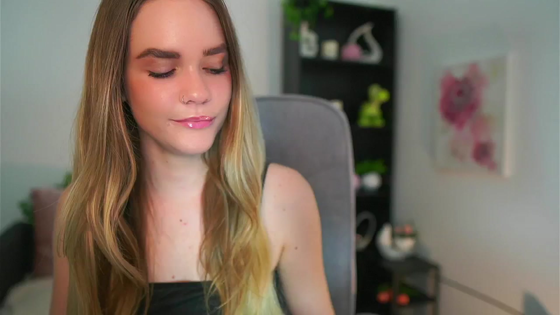 Gallery image thumbnail from Skyla_Novea_'s myfreecams stream on, 05/09/2024, 20:11 image 17 of 20