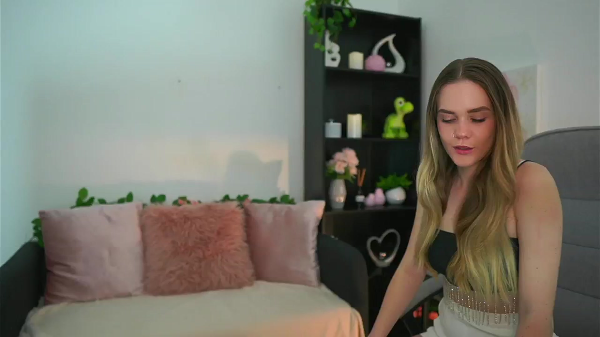 Gallery image thumbnail from Skyla_Novea_'s myfreecams stream on, 05/10/2024, 20:48 image 1 of 20
