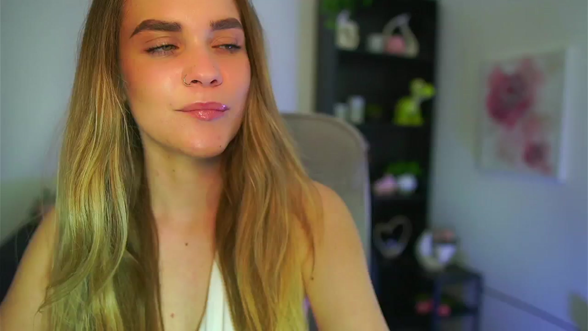 Gallery image thumbnail from Skyla_Novea_'s myfreecams stream on, 05/13/2024, 20:46 image 18 of 20
