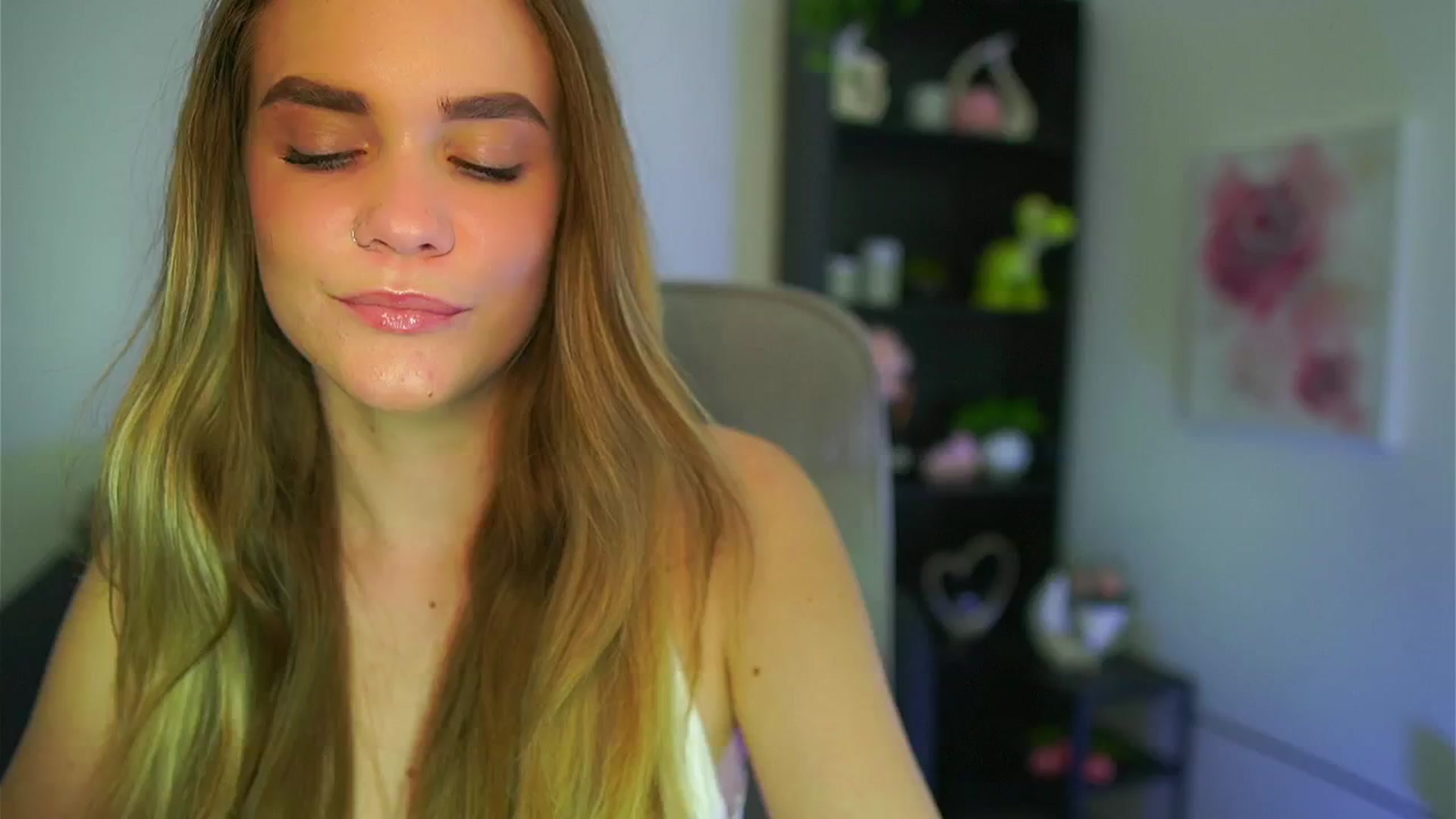 Gallery image thumbnail from Skyla_Novea_'s myfreecams stream on, 05/13/2024, 20:46 image 8 of 20