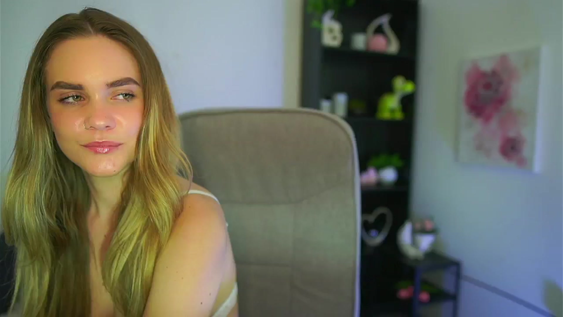 Gallery image thumbnail from Skyla_Novea_'s myfreecams stream on, 05/13/2024, 21:35 image 17 of 20