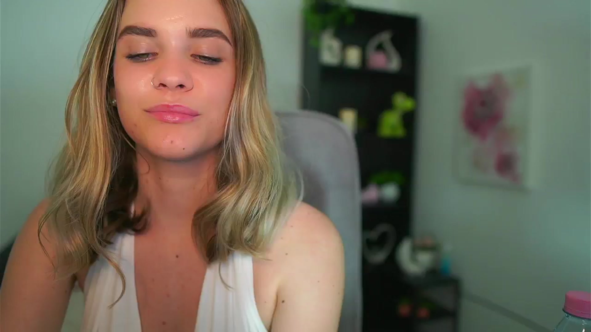 Gallery image thumbnail from Skyla_Novea_'s myfreecams stream on, 05/19/2024, 21:56 image 13 of 20