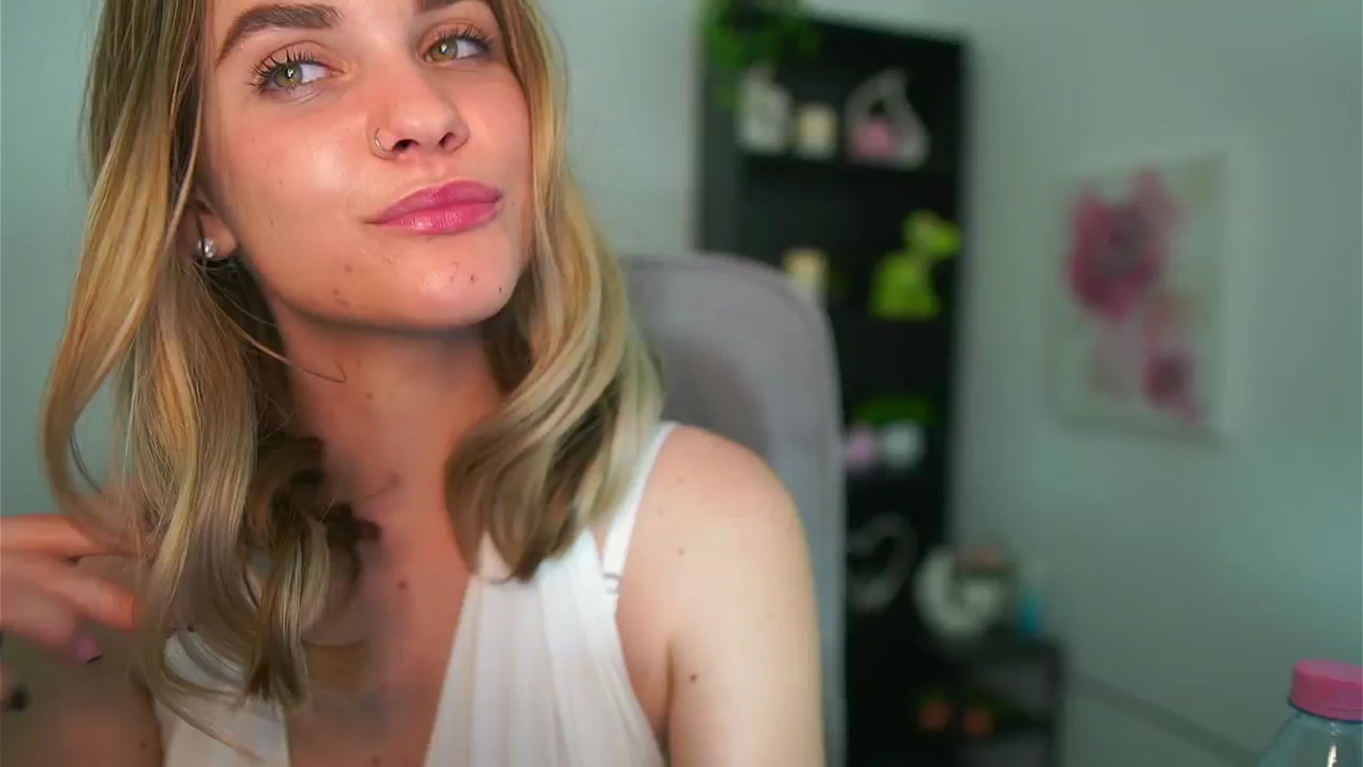 Gallery image thumbnail from Skyla_Novea_'s myfreecams stream on, 05/19/2024, 21:56 image 15 of 20