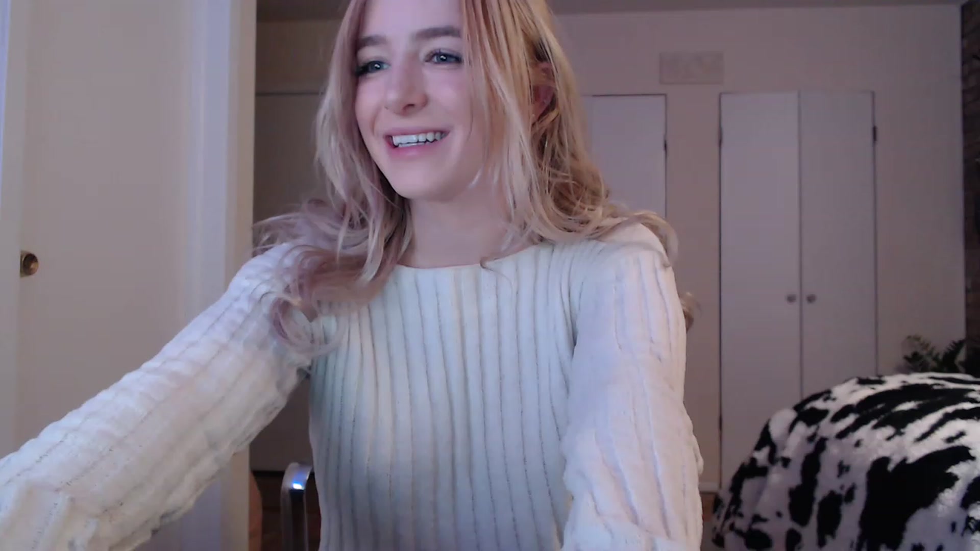 Gallery image thumbnail from SkylarSays's myfreecams stream on, 11/18/2022, 04:53 image 4 of 20