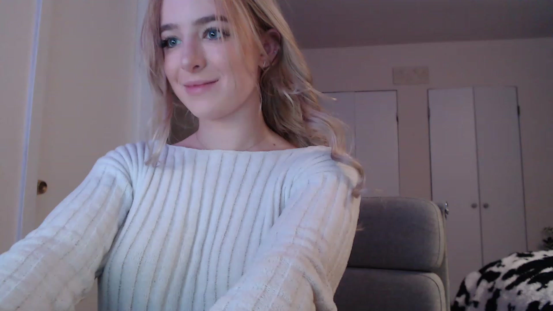 Gallery image thumbnail from SkylarSays's myfreecams stream on, 11/18/2022, 04:53 image 19 of 20