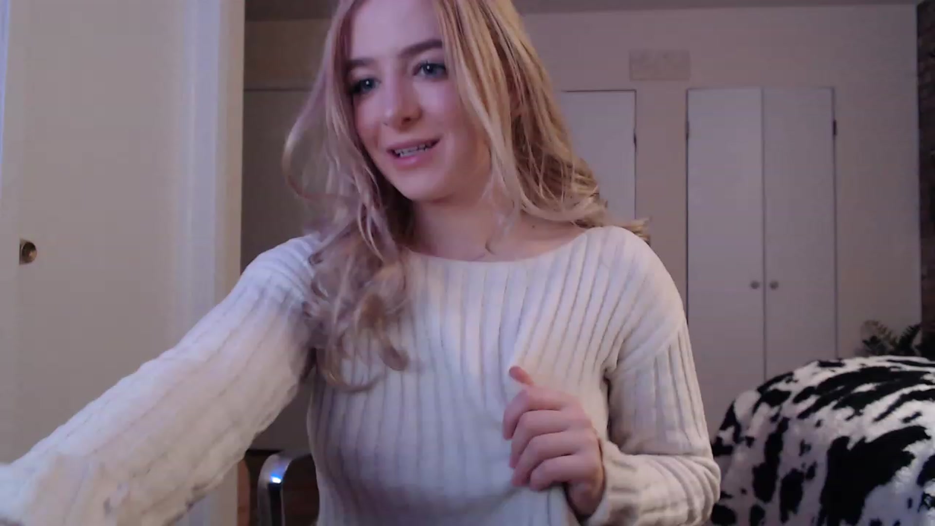 Gallery image thumbnail from SkylarSays's myfreecams stream on, 11/18/2022, 04:53 image 6 of 20