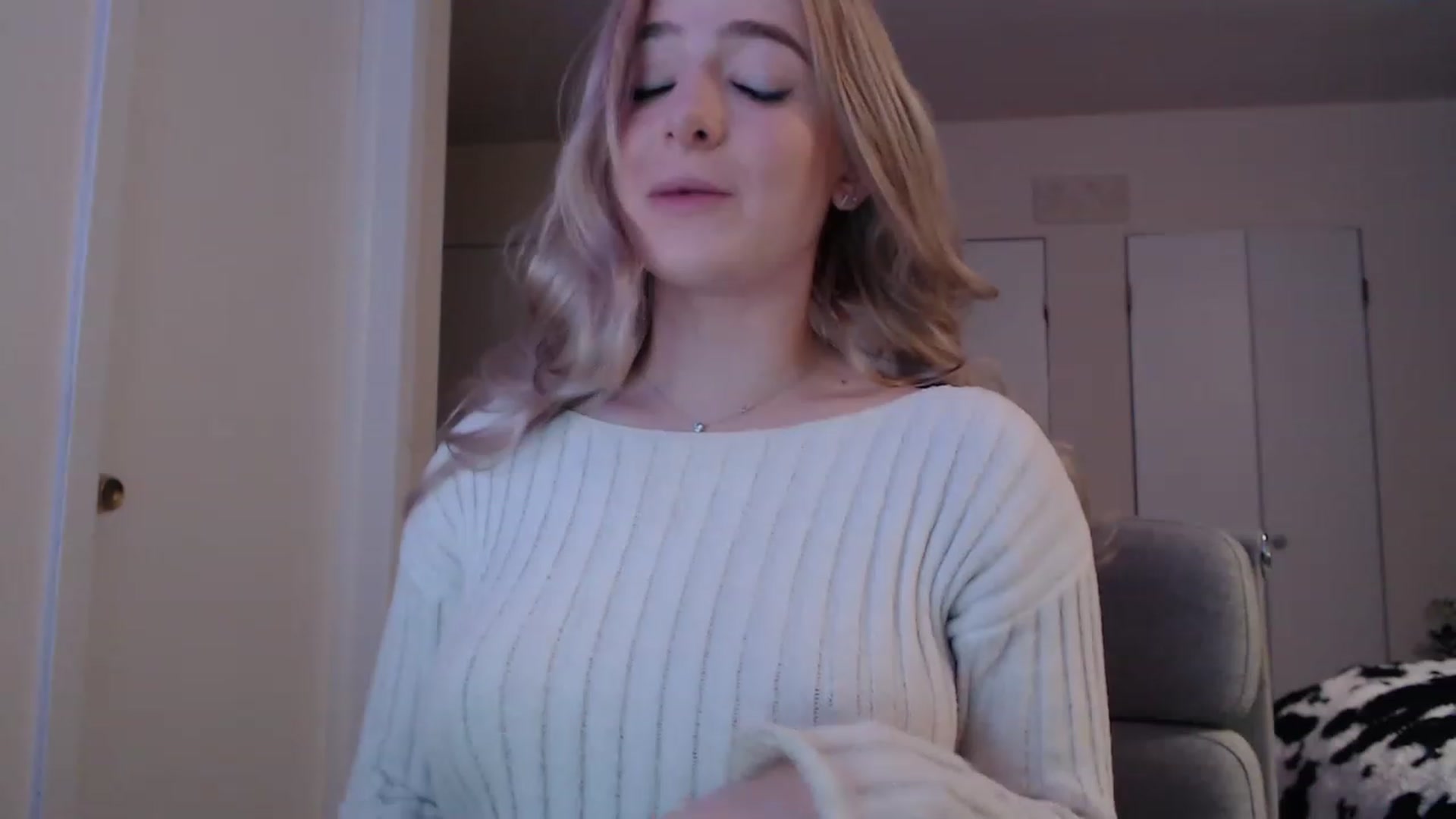 Gallery image thumbnail from SkylarSays's myfreecams stream on, 11/18/2022, 04:53 image 15 of 20