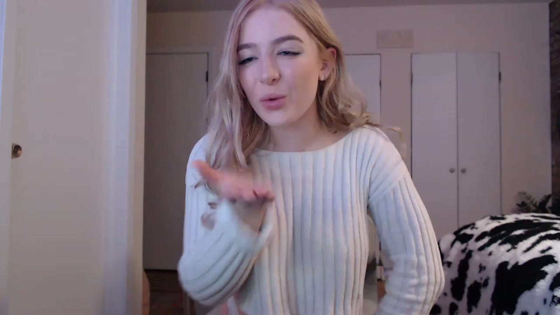 Gallery image thumbnail from SkylarSays's myfreecams stream on, 11/18/2022, 04:53 image 3 of 20