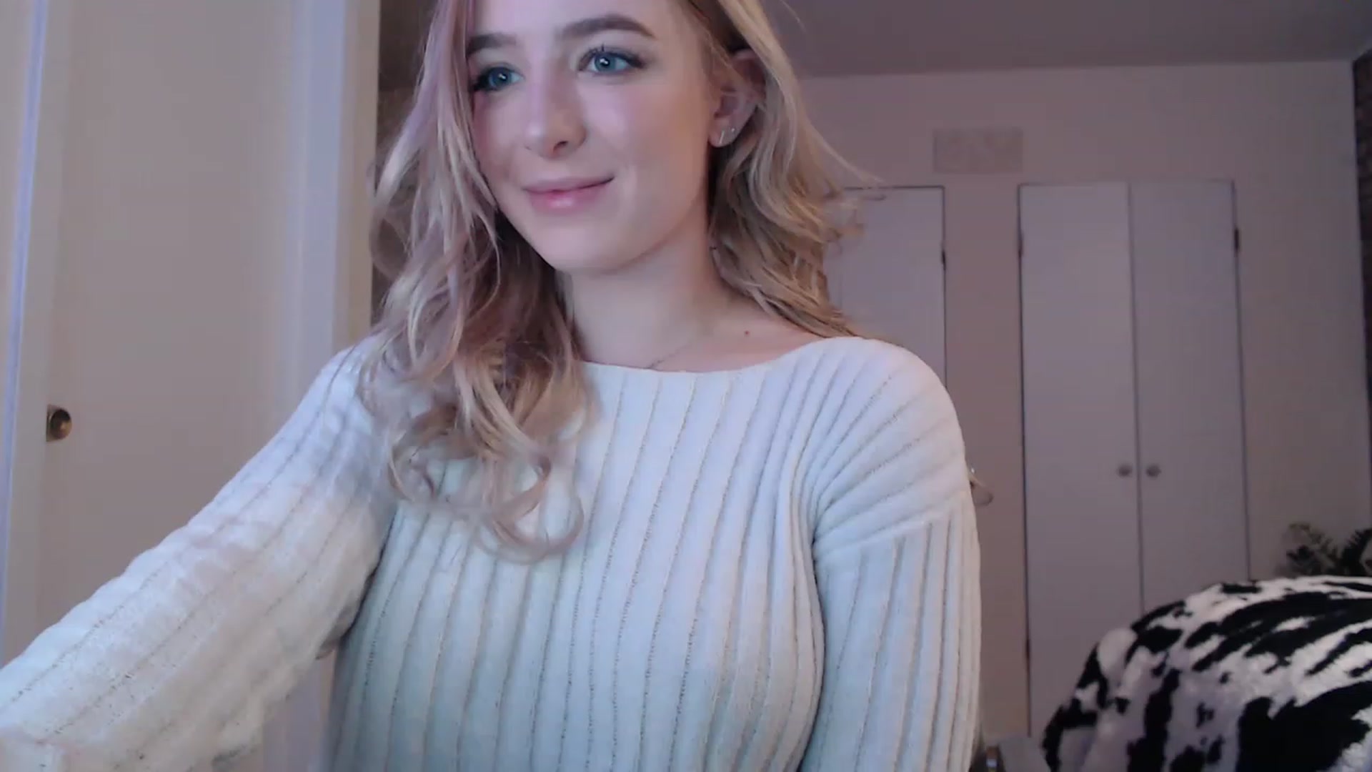 Gallery image thumbnail from SkylarSays's myfreecams stream on, 11/18/2022, 04:53 image 10 of 20