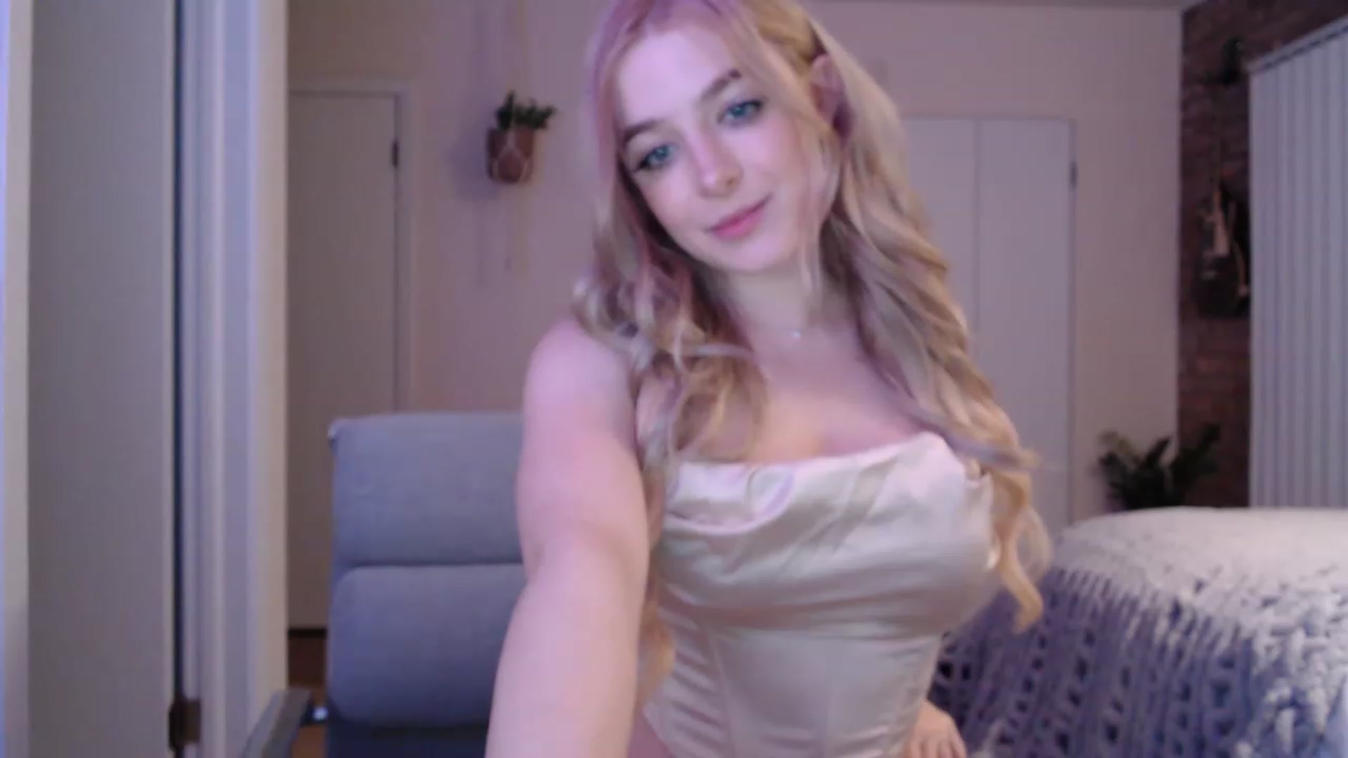 Gallery image thumbnail from SkylarSays's myfreecams stream on, 11/27/2022, 07:15 image 18 of 20