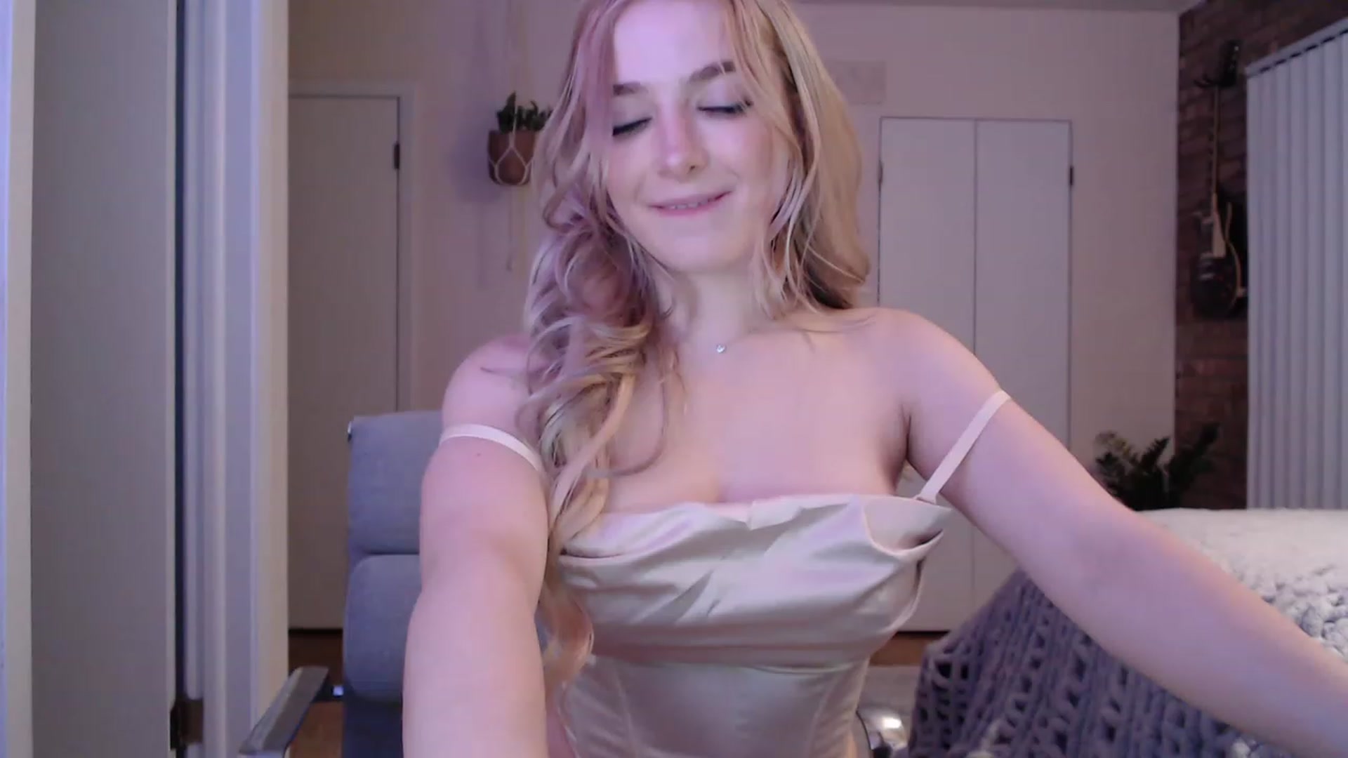 Gallery image thumbnail from SkylarSays's myfreecams stream on, 11/27/2022, 07:30 image 2 of 20