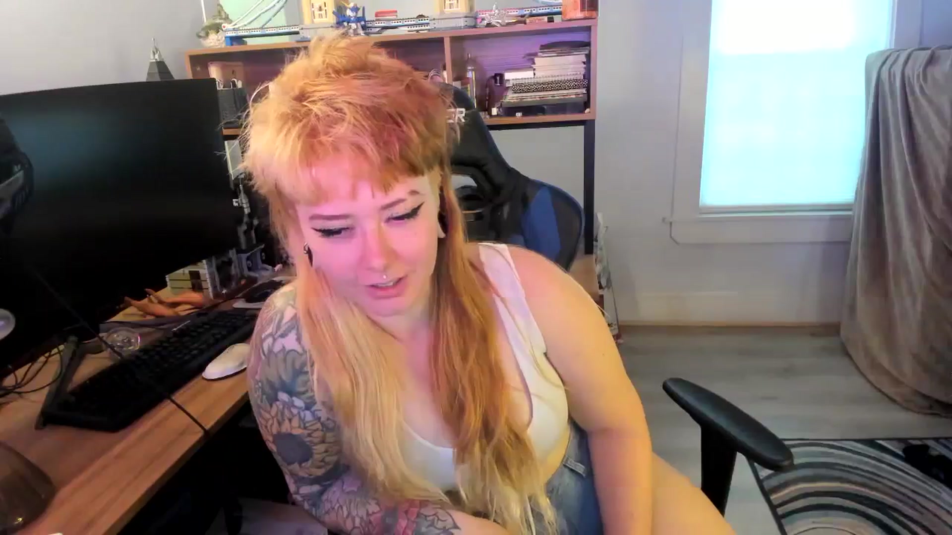 Gallery image thumbnail from SkylarShark's myfreecams stream on, 10/12/2023, 17:10 image 18 of 20