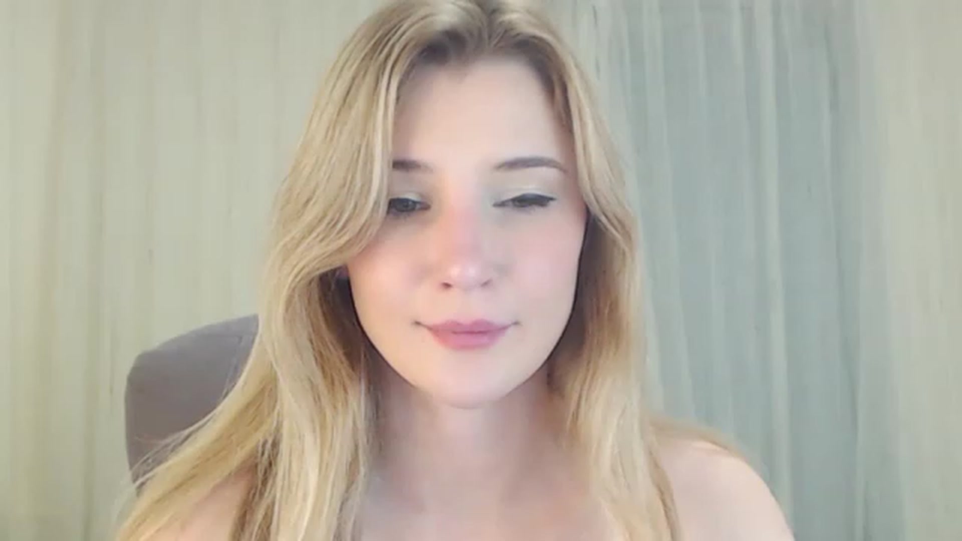 Gallery image thumbnail from Sleepy_AF's myfreecams stream on, 12/03/2022, 19:04 image 12 of 20