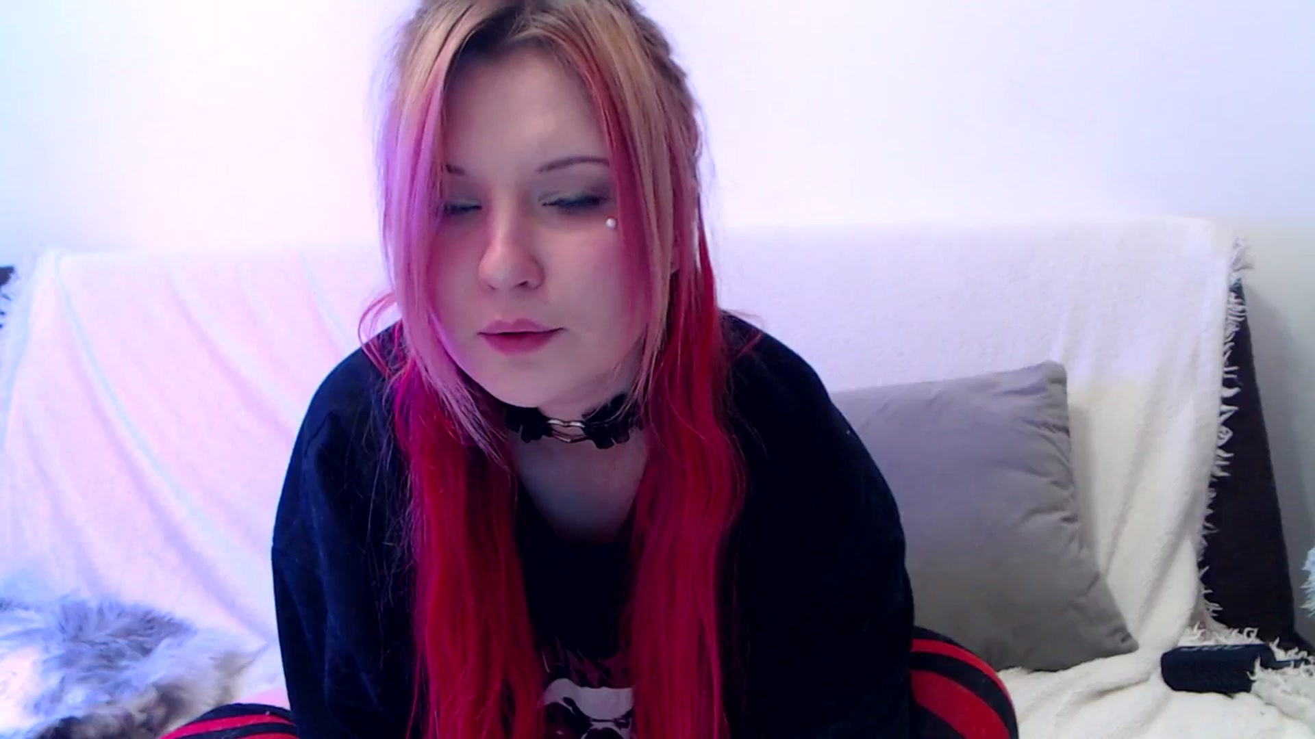 Gallery image thumbnail from Sleepy_AF's myfreecams stream on, 04/27/2025, 23:23 image 16 of 20