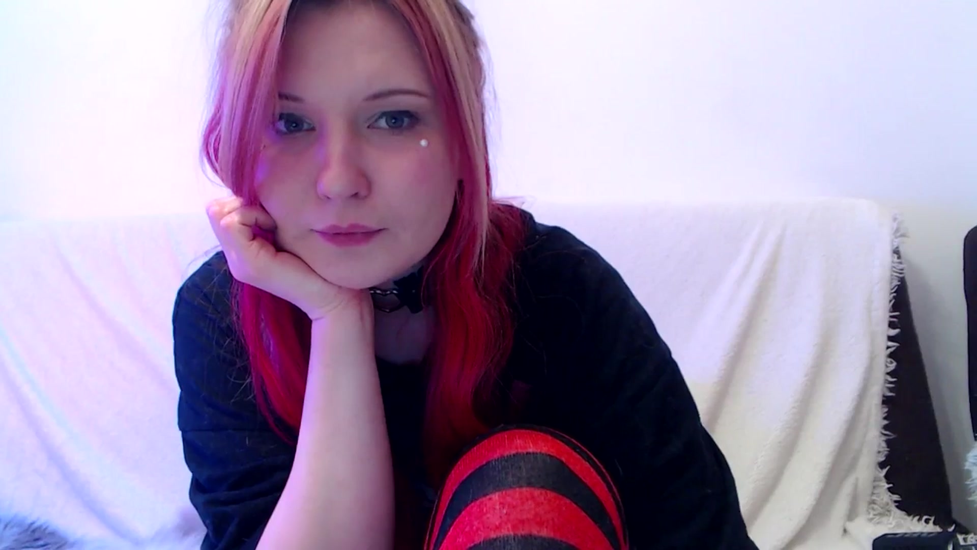 Gallery image thumbnail from Sleepy_AF's myfreecams stream on, 04/27/2025, 23:23 image 15 of 20