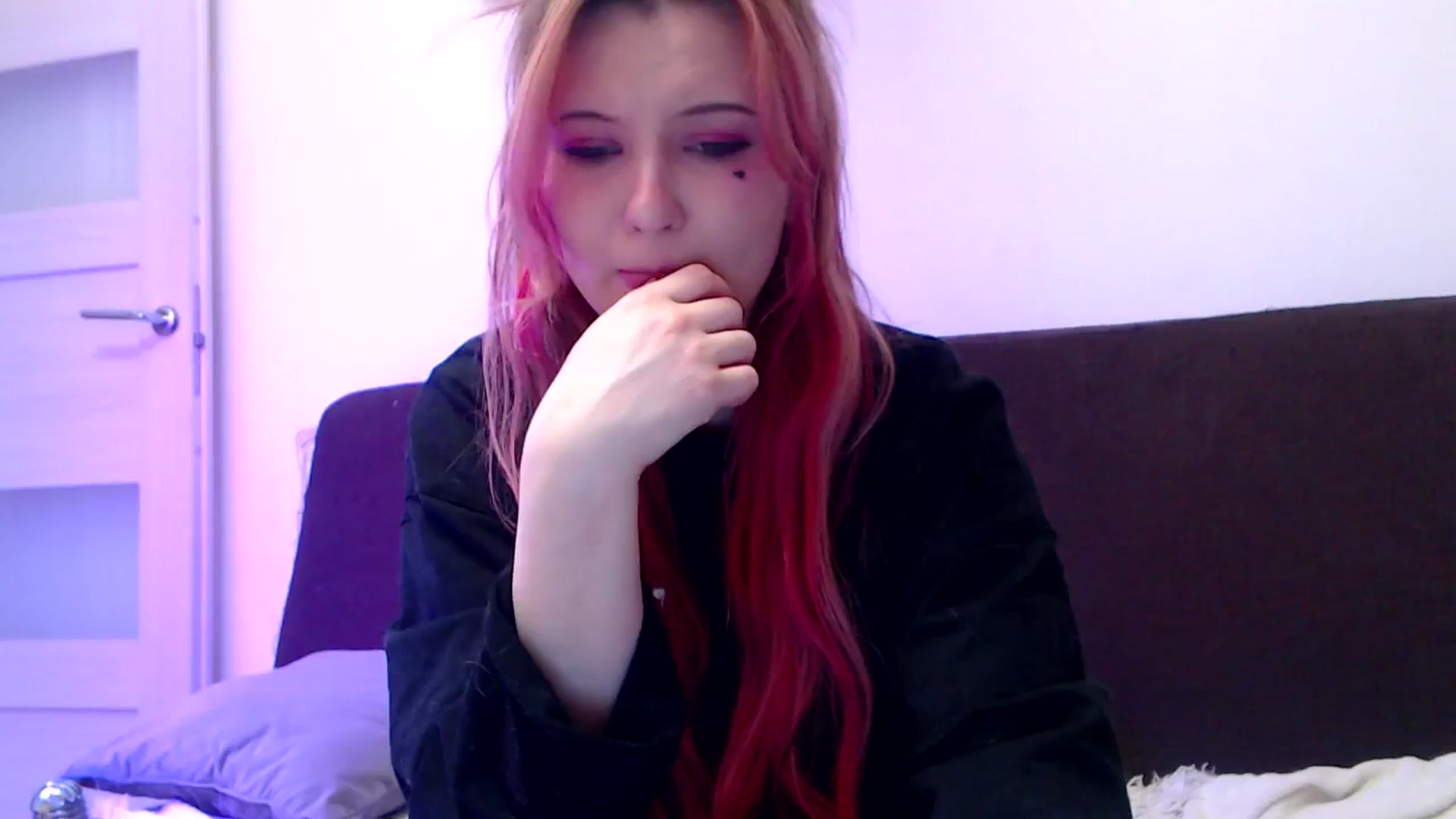 Gallery image thumbnail from Sleepy_AF's myfreecams stream on, 04/30/2025, 23:19 image 18 of 20