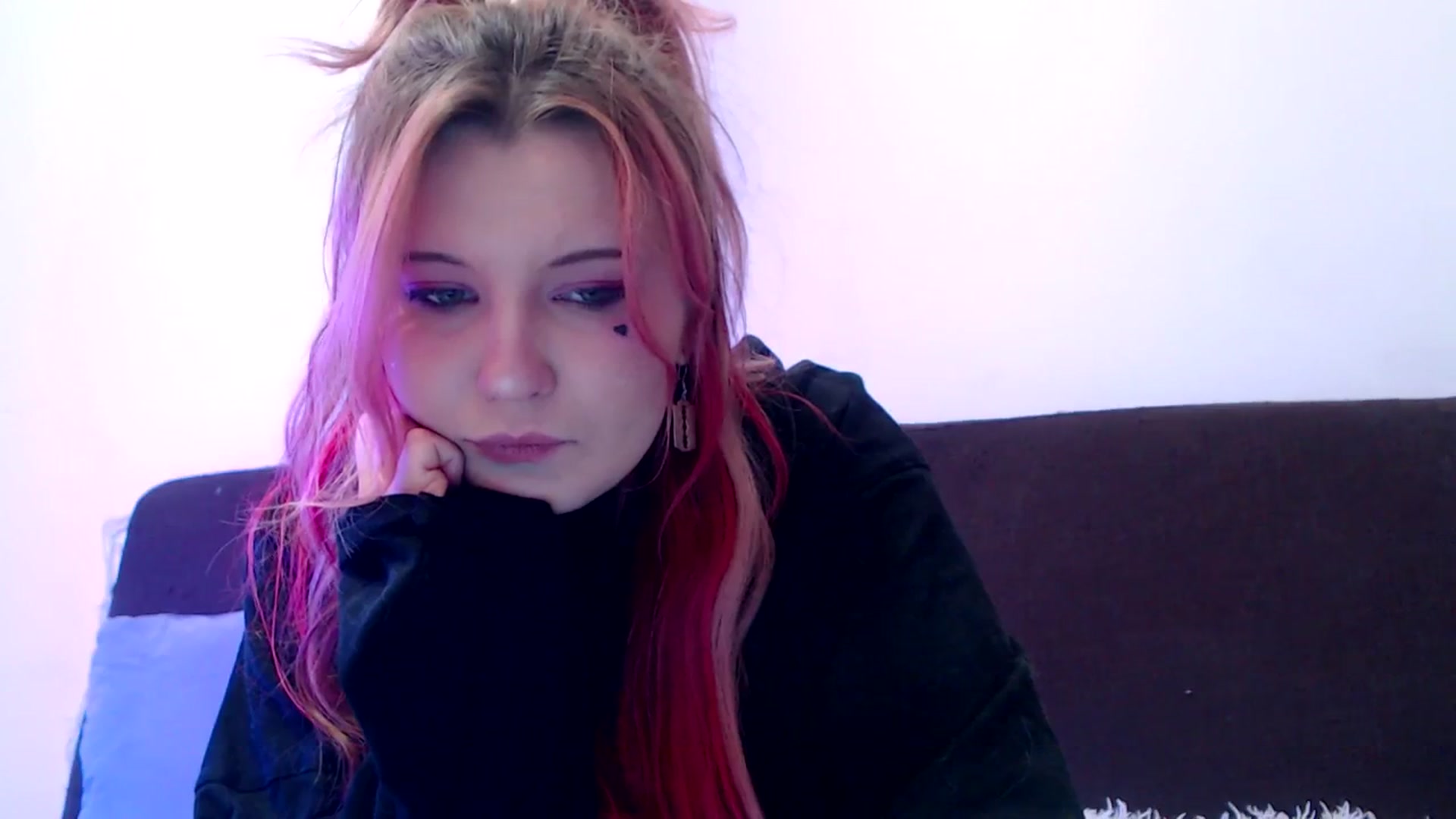 Gallery image thumbnail from Sleepy_AF's myfreecams stream on, 05/01/2025, 24:15 image 18 of 20