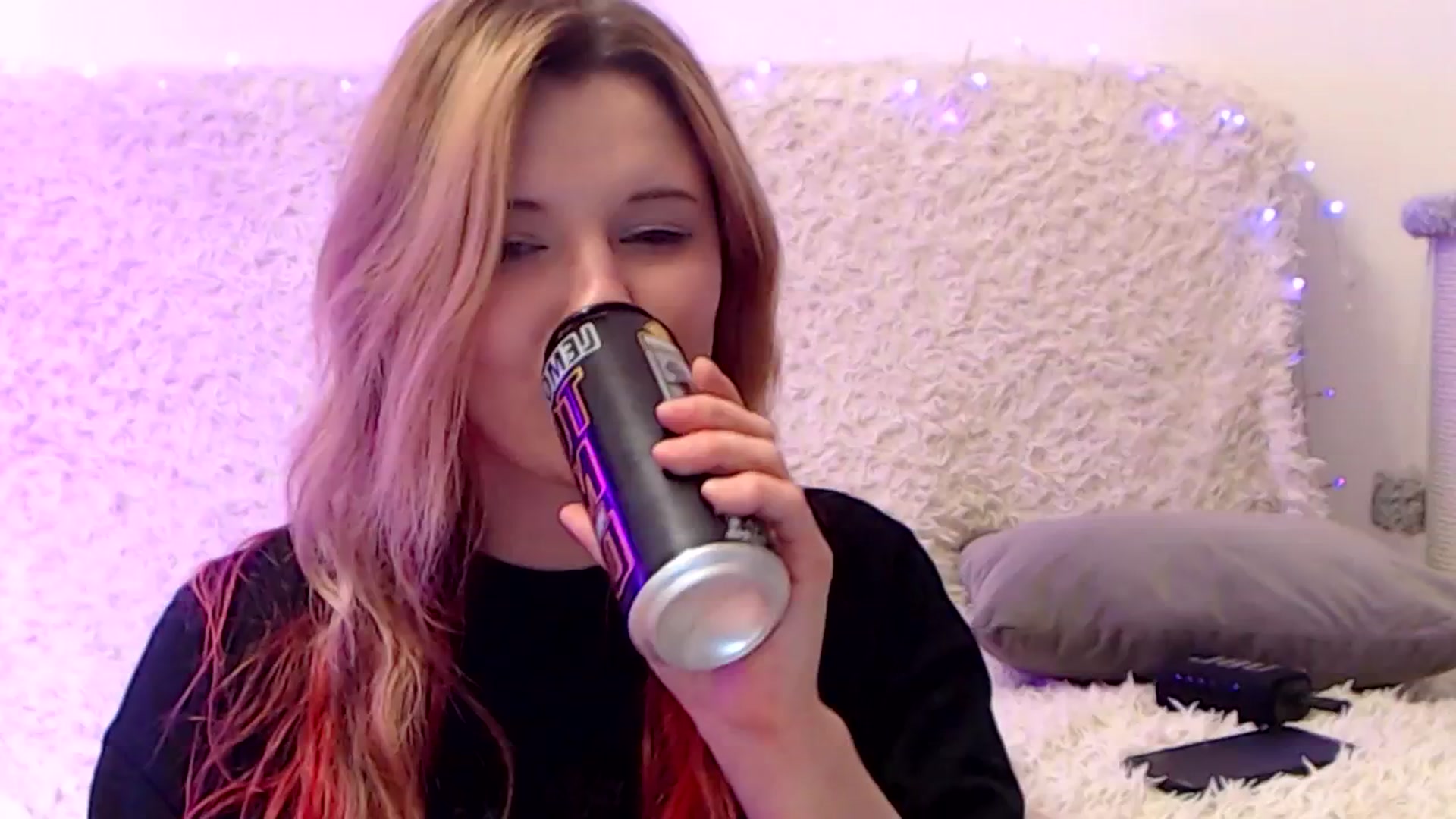 Gallery image thumbnail from Sleepy_AF's myfreecams stream on, 05/18/2025, 23:30 image 12 of 20
