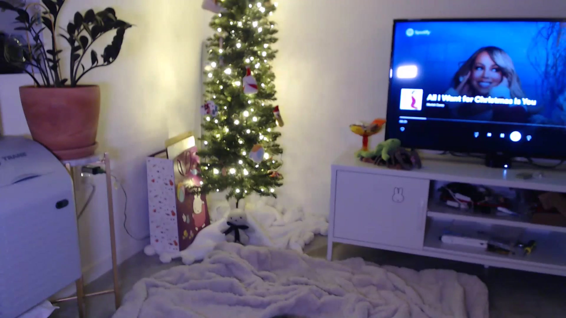 Gallery image thumbnail from Sleepych3w's myfreecams stream on, 12/20/2024, 07:27 image 10 of 20