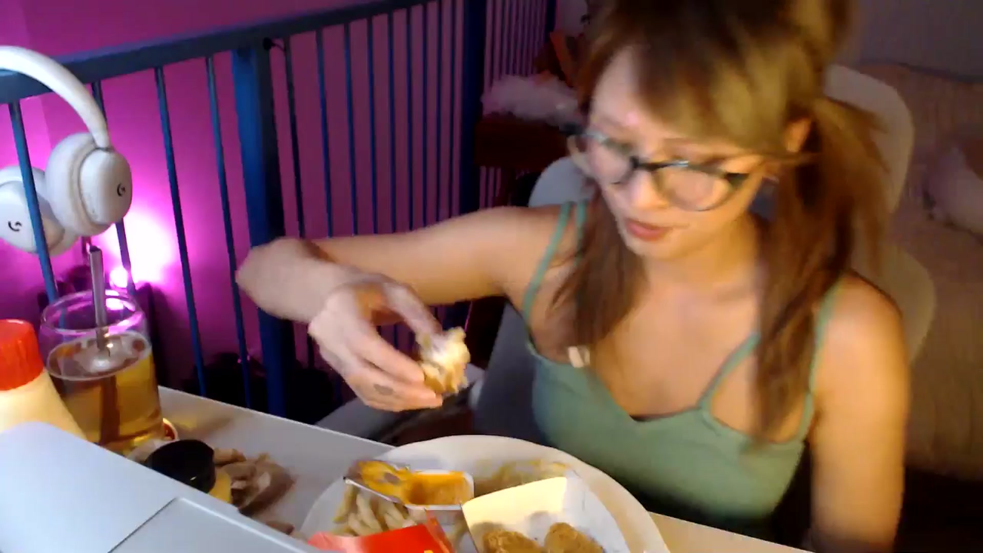 Gallery image thumbnail from Sleepych3w's myfreecams stream on, 05/02/2025, 05:55 image 14 of 20