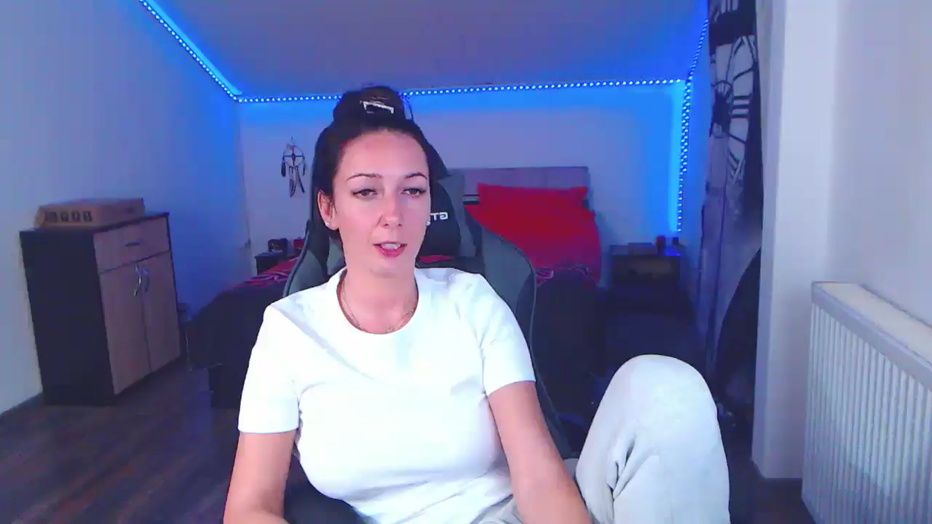 Gallery image thumbnail from SlimCurly's myfreecams stream on, 01/02/2026, 24:02 image 18 of 20