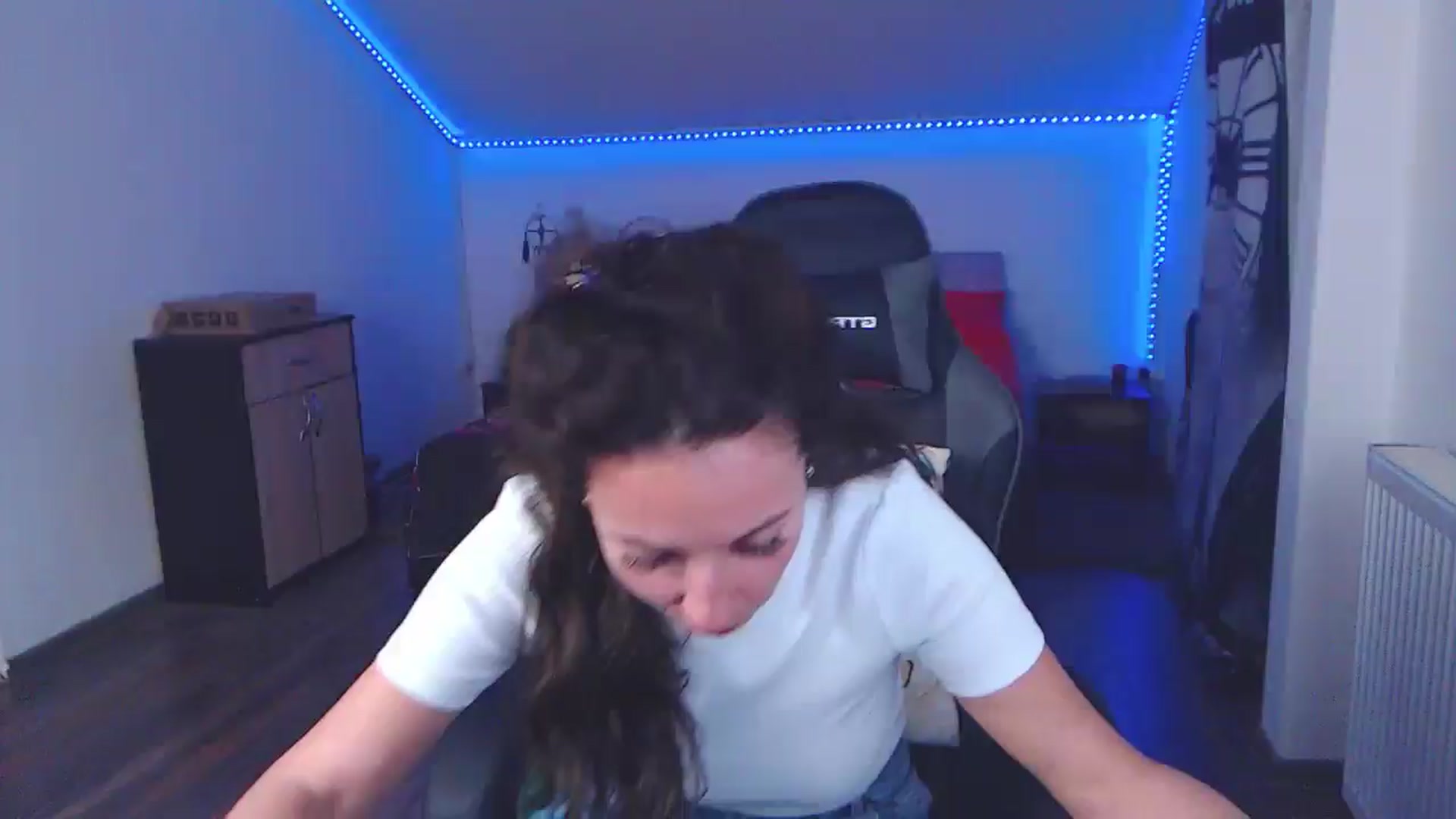 Gallery image thumbnail from SlimCurly's myfreecams stream on, 01/05/2026, 24:44 image 18 of 20